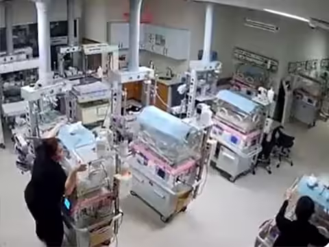 तुर्की-सीरिया में आए विनाशकारी भूकंप के कई वीडियो आपने देखे होंगे। लाशों का ढेर देखा होगा। आपने मलबे से महिलाओं और बच्चों की लाशें निकलती देखी होंगी, लेकिन ये कहानी आपको झकझोर कर रख देगी. कल्पना कीजिए, भूकंप के कारण पूरी इमारत हिल रही थी। चीखते-चिल्लाते लोग घर से बाहर भागे। सारे घर ताश के पत्तों की तरह ढह रहे थे। एक अस्पताल में दो नर्स नवजात शिशुओं को गोद में लिए हुए थीं। चूंकि इन बच्चों का जन्म कुछ घंटे पहले हुआ था, इसलिए इन्हें बाहर नहीं निकाला जा सका। इन महिलाओं ने बच्चों को बचाने के लिए अपनी जान तक जोखिम में डाल दी। आज पूरी दुनिया उनके जज्बे को सलाम कर रही है।  इस वीडियो को ट्विटर पर @Goodable अकाउंट द्वारा शेयर किया गया है, जिसे देखकर आप भी दंग रह जाएंगे. यह वीडियो गजियांटेप के एक अस्पताल का है। इसमें आप देख सकते हैं कि कैसे 6 फरवरी को जब तुर्की और सीरिया में 7.7 तीव्रता का घातक भूकंप आया तो पूरा अस्पताल कांपने लगा। लोग अस्पताल से भागने लगे। लेकिन डिलीवरी रूम में तैनात दो नर्सें बच्चे के वार्ड में पहुंच गईं. उन्होंने बच्चों को बचाने के लिए अपनी जान दे दी। देवलेट निज़ाम और ग़ज़ल कैलिस्कन ने इनक्यूबेटर को मज़बूती से पकड़ रखा था ताकि बच्चे ज़मीन पर न गिरें। भूकंप रुकने तक उसने उन्हें पकड़ रखा था। वीडियो में आप इनक्यूबेटर को हिलते हुए देख सकते हैं।   हमारे पास अद्भुत लोग हैं इस सीसीटीवी क्लिप को ट्विटर पर सबसे पहले तुर्की की राजनेता फातमा साहिन ने शेयर किया था। उन्होंने लिखा, हमारे डॉक्टर कमाल के लोग हैं, उनकी बहादुरी को सलाम। वीडियो के सामने आने के बाद से ही दोनों नर्सों की खूब तारीफ हो रही है। एक यूजर ने लिखा, तुर्की की नर्सें अस्पतालों में नवजात शिशुओं के लिए अपनी जान जोखिम में डाल रही हैं और हमारे पास अभी भी लोग पूछ रहे हैं कि उन्हें लोगों की मदद क्यों करनी चाहिए! परोपकार एक कर्तव्य है। एक यूजर ने लिखा, "देवलेट निजाम और गजल कैलिस्कन ने जो किया, उसके लिए कोई शब्द नहीं हैं।"  वीडियो को पांच लाख बार देखा जा चुका है इस वीडियो को अब तक करीब पांच लाख व्यूज मिल चुके हैं. हजारों लोगों ने इसे शेयर किया है. बता दें कि तुर्की में आए भूकंप से अब तक 35 हजार से ज्यादा लोगों की मौत हो चुकी है. हजारों घर ढह गए हैं। 100 से अधिक देशों के बचाव दल लोगों को निकालने के लिए लगातार काम कर रहे हैं। दुनियाभर से राहत सामग्री भेजी जा रही है ताकि लोगों की जान बचाई जा सके.