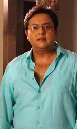 'અનુપમા'ની ધીરજ બનીને સૌના દિલ જીતનાર નિતેશ પાંડેએ 50 વર્ષની વયે આ દુનિયાને અલવિદા કહી દીધું. અહેવાલો અનુસાર, નિતેશ પાંડેનું મૃત્યુ હાર્ટ એટેકના કારણે થયું હતું. જણાવી દઈએ કે તે નાશિક પાસે ઈગતપુરી શૂટિંગમાં ગયો હતો. નિર્માતા સિદ્ધાર્થ નાગરે નિતેશ પાંડેના મૃત્યુની પુષ્ટિ કરી છે અને જણાવ્યું છે કે નિતેશના મૃત્યુથી તેની બહેન એટલે કે અભિનેતાની પત્ની અર્પિતા આઘાતમાં છે. જ્યારથી 'અનુપમા' ફેમ નિતેશનું નિધન થયું છે ત્યારથી તેની છેલ્લી પોસ્ટ સોશિયલ મીડિયા પર વાયરલ થઈ રહી છે, જેમાં તે ખૂબ હસતો અને હસતો જોવા મળી રહ્યો છે.  નિતેશ પાંડેએ થોડા અઠવાડિયા પહેલા તેના ઇન્સ્ટાગ્રામ એકાઉન્ટ પરથી છેલ્લી પોસ્ટ શેર કરી હતી. આ વીડિયોમાં તે ગાર્ડનમાં બેઠો જોવા મળ્યો હતો. અભિનેતા પેટ ભરીને શાંતિ માણી રહ્યો હતો. આ પોસ્ટ શેર કરતા નિતેશ પાંડેએ લખ્યું કે, "કોઈ કેપ્શનની જરૂર નથી. લાંબા સમય પછી." તમને જણાવી દઈએ કે 'અનુપમા' એક્ટર નિતેશ સોશિયલ મીડિયા પર બહુ એક્ટિવ ન હતા. તે લાંબા અંતરે પોસ્ટ શેર કરતો હતો. તેમના મૃત્યુ બાદથી છેલ્લો રીલ વીડિયો સોશિયલ મીડિયા પર વાયરલ થઈ રહ્યો છે.  નિતેશ પાંડેની પોસ્ટ જોઈને ફેન્સ ઈમોશનલ થઈ ગયા નિતેશ પાંડેની છેલ્લી પોસ્ટે ચાહકોને વધુ નિરાશ કર્યા હતા. તેનો હસતો ચહેરો જોઈને ચાહકોની આંખો ભીની થઈ ગઈ. એક યુઝરે લખ્યું, "જીવન ખૂબ જ વિચિત્ર છે. થોડા કલાકો પહેલા જ 'સારાભાઈ Vs સારાભાઈ' ફેમ અભિનેત્રીના મૃત્યુના સમાચાર આવ્યા અને હવે આ." અન્ય એક યુઝરે આશ્ચર્ય વ્યક્ત કરતા લખ્યું, "ખુશીથી ભરેલી વ્યક્તિ આટલી જલ્દી કેવી રીતે જઈ શકે. પ્રાર્થના કરું છું કે તેની આત્માને શાંતિ મળે. ઓમ શાંતિ." દુઃખ વ્યક્ત કરતા એક યુઝરે લખ્યું કે, કોને ખબર હતી કે આ તમારી છેલ્લી પોસ્ટ હશે.  નિતેશ પાંડેએ શાહરૂખ ખાન સાથે કામ કર્યું છે તમને જણાવી દઈએ કે નિતેશ પાંડેએ ટીવી (ટીવી ન્યૂઝ)ની દુનિયામાં 'પ્યાર કા દર્દ હૈ મીઠા-મીઠા, પ્યારા-પ્યારા', 'એક રિશ્તા પાર્ટનરશિપ કા', 'ઈન્ડિયાવાલી મા' અને 'અનુપમા' જેવી સીરિયલ્સમાં કામ કર્યું છે. આ સિવાય તે શાહરૂખ ખાનની 'ઓમ શાંતિ ઓમ'માં પણ જોવા મળી ચુકી છે.