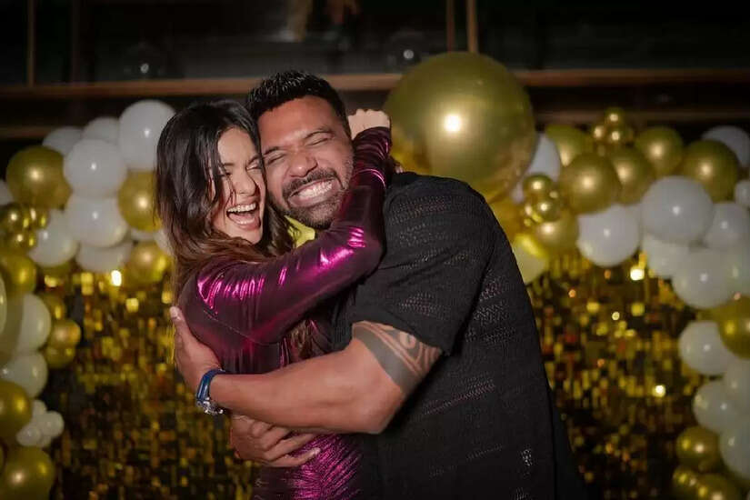 दिव्या अग्रवाल ने 9 महीने पहले टीवी एक्टर वरुण सूद से ब्रेकअप कर लिया था। वरुण भी उन्हें प्रोत्साहित करने के लिए बिग बॉस ओटीटी में आए। लेकिन ब्रेकअप के तुरंत बाद दिव्या ने अपूर्व पडगांवकर से सगाई कर ली और अपनी तस्वीरें शेयर कीं।