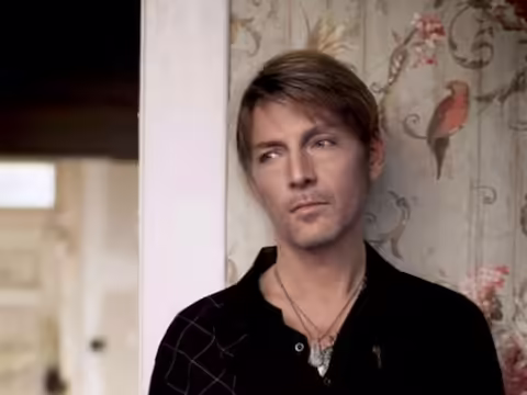 मरने के बाद क्या होता है? हर कोई इस सवाल का जवाब तलाशने की कोशिश करता है लेकिन ढूंढ नहीं पाता। लोग फिल्मों और किताबों से मौत से जुड़ी अलग-अलग चीजें सीखते हैं। कोई कहता है कि वह स्वर्ग जाता है, कोई कहता है कि वह आकाश में उड़ने लगता है और कोई कहता है कि वह सीधे फरिश्तों से भिड़ जाता है। लेकिन सच्चाई क्या है यह कोई नहीं जानता। सच जो भी हो लेकिन इन दिनों एक शख्स ने मरने के बाद अपनी जिंदगी के बारे में बात की है. उस व्यक्ति (स्वर्गदूतों को देखने का दावा करने वाला एक व्यक्ति) ने कहा कि उसने परलोक देखा था, जिसके माध्यम से उसने एक दिल तोड़ने वाले भविष्य के बारे में सीखा।  डेली स्टार न्यूज वेबसाइट की एक रिपोर्ट के मुताबिक, सितंबर 2015 में 57 वर्षीय डेविड हेंजेल को फेफड़ों में संक्रमण और सेप्सिस हुआ था। उनकी तबीयत इतनी बिगड़ गई कि वे कोमा में चले गए। डेली स्टार से बातचीत में उन्होंने कहा कि इस दौरान उन्हें ऐसा लगा जैसे उनकी जिंदगी बीत गई हो और वह स्वर्ग पहुंच गए हों. वहाँ वह कुछ स्वर्गदूतों से मिला जिन्होंने उसे भविष्य के विषय में दो अनकही बातें बताईं। एक तो उसका प्यारा पालतू कुत्ता जल्द ही मर जाएगा और दूसरा उसका बड़ा भाई भी मर जाएगा।  कोमा से बाहर आने के बाद घटना सच हुई दो महीने बाद, डेविड को होश आया और उसने सोचा कि वह सपना देख रहा है। लेकिन उनका सपना हकीकत में बदल गया जब उनका कुत्ता वास्तव में मर गया। अपने पालतू कुत्ते को मार रहे थे पड़ोसी कुत्ते! कुछ ही समय बाद उनके भाई की भी स्टेज-4 लंग कैंसर से मौत हो गई। डेविड ने कहा कि वह बचपन से ही भूत देखते आ रहे हैं। उनके भीतर अलौकिक शक्तियां थीं। घर बदलने के बाद भी भूतों ने उनका पीछा नहीं छोड़ा।   कोमा के बाद वे हाइपरटेंशन के शिकार हो गए वह उसके लिए एक फरिश्ते की तरह था जिसने कई बार अपनी जान बचाई। उन्होंने कहा कि कोमा से वापस आने के बाद उन्हें हाइपरटेंशन, एंग्जाइटी की समस्या थी, लेकिन जब हकीकत में घटनाएं थम गईं तो उनकी सारी समस्याएं भी गायब हो गईं. आज भी उनका दावा है कि देवदूत उन्हें सीधे देखते हैं और उन्हें भविष्य से जुड़ी बातें बताते हैं।