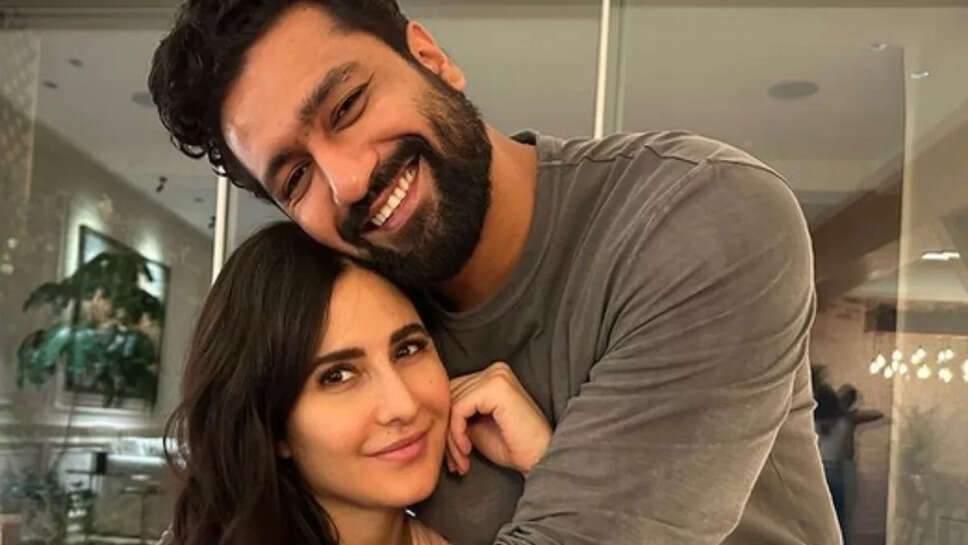 बॉलीवुड स्टार विक्की कौशल आज अपना 35वां जन्मदिन मना रहे हैं. इस खास मौके पर एक्ट्रेस कैटरीना कैफ ने अपनी बेटर हाफ का बर्थडे बेहद रोमांटिक अंदाज में सेलिब्रेट किया. एक्ट्रेस कैटरीना कैफ ने अपना बर्थडे पति विक्की कौशल के साथ अपने नए घर में सेलिब्रेट किया। जिसकी तस्वीरों ने फैंस का ध्यान खींचा। इन तस्वीरों में एक्ट्रेस कटरीना कैफ पति विक्की कौशल की बाहों में झूला झूलते हुए अपना बर्थडे सेलिब्रेट करती नजर आ रही हैं। जबकि दूसरी तस्वीर में विक्की कौशल और कटरीना कैफ रोमांटिक पोज देते नजर आ रहे हैं। इस तस्वीर को शेयर करते हुए एक्ट्रेस ने लिखा, 'थोड़ा सा डांस, ढेर सारा प्यार, जन्मदिन मुबारक हो' यहां देखें कटरीना कैफ और विक्की कौशल की तस्वीरें।  कटरीना कैफ विकी कौशल से उम्र में 4 साल बड़ी हैं कैटरीना कैफ और विक्की कौशल ने दिसंबर 2021 में शादी की थी। इन्हें बॉलीवुड इंडस्ट्री का सबसे क्यूट कपल माना जाता है। दोनों सितारों की ग्रैंड वेडिंग राजस्थान में हुई। शादी के बाद इस स्टार कपल ने सोशल मीडिया पर अपनी रोमांटिक तस्वीरों से फैन्स का दिल जीत लिया। शादी के बाद विक्की कौशल का कटरीना कैफ के साथ यह दूसरा बर्थडे है। एक्ट्रेस ने भी इस मौके को खास बनाने में कोई कसर नहीं छोड़ी।  विक्की कौशल-कटरीना कैफ इन फिल्मों में बिजी हैं विक्की कौशल जल्द ही सारा अली खान के साथ अपना तलाक ड्रामा जरा हटके जरा बचके सिनेमाघरों में लाएंगे। फिल्म 2 जून को रिलीज होगी। जबकि इसके बाद वह अपनी बायोपिक फिल्म साम बहादुर में बिजी हैं. इसके अलावा शाहरुख खान का स्टिंग भी अभिनेता के हाथ में है। वहीं एक्ट्रेस कैटरीना कैफ जल्द ही सुपरस्टार सलमान खान के साथ फिल्म टाइगर 3 में नजर आएंगी. इसके बाद वह आलिया भट्ट और प्रियंका चोपड़ा के साथ फरहान अख्तर की फिल्म जी ले जरा में भी व्यस्त हैं। इस फिल्म को लेकर फैंस के बीच जबरदस्त क्रेज है. तो क्या आप इन दोनों स्टार्स की आने वाली फिल्मों को लेकर एक्साइटेड हैं? आप अपनी राय हमें कमेंट करके बता सकते हैं।