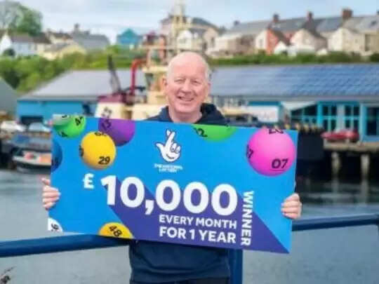 किस्मत के ताले कब खुल जाएं कहा नहीं जा सकता। अब इस आदमी को देखिए। उसने कुछ पैसे बचाने के लिए कड़ी मेहनत की ताकि वह अपनी माँ से किया अपना वादा पूरा कर सके। अचानक एक दिन उसे लॉटरी खेलने का विचार आया। और जिसने भी टिकट खरीदा उसने अपना भाग्य बनाया। अद्वितीय खजाना मारो। ऐसा भी नहीं है। आपको प्रति माह 10 लाख रुपये मिलेंगे। इसके बाद से वह इतने खुश हैं कि वह हर दिन अपने कर्मचारियों के साथ जश्न मना रहे हैं.  मेट्रो की खबर के मुताबिक, ब्रिटेन के रहने वाले 50 साल के पॉल बेवांस ने 27 मार्च को लॉटरी का टिकट खरीदा था। कुछ दिन पहले उनका ड्रा निकला तो उन्हें यकीन ही नहीं हुआ। वह लकी विनर बने। उसे लगा कि उसकी आंखें उसे धोखा दे रही हैं। इसलिए उस नंबर को बार-बार देखते रहें। उसने यह पुष्टि करने के लिए कि वह एक विजेता था, कई दोस्तों को भी दिखाया। जब जैकपॉट का नाम आया तो बेवांस ने जश्न मनाने में एक पल भी नहीं लगाया। अपने सभी कर्मचारियों को बर्खास्त कर दिया और उनके साथ पार्टी करने के लिए निकल पड़े।  करीब पांच बार टिकट देखा पॉल बेवन्स को अगले एक साल तक हर महीने 10000 पाउंड यानी करीब 10 लाख रुपए मिलेंगे। पॉल ने कहा, मुझे अपनी आंखों पर विश्वास नहीं हो रहा था। मैंने टिकट को करीब पांच बार देखा, हर बार मुझे लगा कि मैं विजेता हूं। जैसे ही मुझे यकीन हुआ मैंने चिल्लाना शुरू कर दिया। ऑफिस गया और सभी साथियों के साथ छुट्टी पर चला गया। हालांकि करोड़पति बनने के बाद भी पॉल का काम बंद करने का कोई इरादा नहीं है। उन्होंने कहा, भविष्य में क्या होगा, कहा नहीं जा सकता।   अब हर महीने मैं अपने सपने पूरे कर सकूंगी सच कहूं तो मैंने जीवन भर कड़ी मेहनत की, लेकिन मुझे वह पैसा कभी नहीं मिला, जिसका मैंने सपना देखा था, बेवन्स ने कहा। मेरी कुछ ख्वाहिशें थीं जो बहुत ज्यादा नहीं थीं लेकिन मेरे पास पर्याप्त पैसे नहीं थे। मैं कुछ सालों से बचत कर रहा हूं इसलिए मैं कहीं जा सकता हूं। अब मैं इसे महीने में कई बार कर सकता हूं। उस ने कहा, मैं जल्द ही कुछ भी नहीं खरीदूंगा। मैंने इतना लंबा इंतजार किया है इसलिए मैं देर से गर्मियों तक इंतजार करूंगा यह देखने के लिए कि कुछ सस्ता सामान साथ आता है या नहीं। मैं पर्यटक बस लेने का इरादा रखता हूं। जमैका में छुट्टियां बिताना चाहता हूं क्योंकि मेरी मां वहां गई थीं. मुझे लगता है कि द्वीप स्वर्ग है। मैं लिवरपूल के खिलाड़ियों से मिलूंगा। मैं उसे एक मैच देने को तैयार हूं क्योंकि मैं उसका आजीवन प्रशंसक रहा हूं। उन्हें टीवी के अलावा कभी मैदान पर खेलते नहीं देखा।