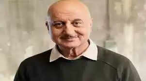 टीवी इंडस्ट्री से एक दुखद खबर सामने आ रही है। 'स्प्लिट्सविला' और 'गंदी बात' जैसे शोज में नजर आ चुके मॉडल और कास्टिंग डायरेक्टर आदित्य सिंह राजपूत का निधन हो गया है। दरअसल, अभिनेता का शव सोमवार दोपहर बाथरूम में मिला था। बता दें कि आदित्य सिंह राजपूत मुंबई के अंधेरी स्थित एक अपार्टमेंट में 11वीं मंजिल पर रहते थे। दोस्त को बाथरूम में आदित्य की लाश मिली, जिसकी जानकारी उसने तुरंत बिल्डिंग के चौकीदार को दी, जिसके बाद आदित्य को अस्पताल ले जाया गया. वहां पहुंचने पर डॉक्टरों ने अभिनेता को मृत घोषित कर दिया।   मीडिया रिपोर्ट्स के मुताबिक, आशंका जताई जा रही है कि आदित्य सिंह राजपूत की मौत ड्रग ओवरडोज के कारण भी हो सकती है. हालांकि इस मामले में अभी तक पुलिस की ओर से कोई बयान नहीं आया है। हालांकि इस खबर के सामने आने के बाद टीवी स्टार्स सदमे में हैं। सोशल मीडिया के जरिए फैंस के साथ-साथ सेलेब्स भी आदित्य सिंह राजपूत को श्रद्धांजलि दे रहे हैं।   आदित्य ने अपने करियर की शुरुआत 17 साल की उम्र में की थी बता दें कि आदित्य सिंह राजपूत ने अपने मॉडलिंग करियर की शुरुआत महज 17 साल की उम्र में ही कर दी थी। इसके बाद आदित्य ने बतौर कास्टिंग डायरेक्टर मुंबई में अपनी पहचान बनाई। आदित्य की पहचान फिल्म इंडस्ट्री के बड़े सितारों से है। आदित्य सिंह राजपूत सबसे पहले टीवी के मशहूर रियलिटी शो 'स्प्लिट्सविला' में नजर आए थे। इस शो से आदित्य को काफी फेम मिला। आपको जानकर हैरानी होगी कि आदित्य अब तक 300 से ज्यादा विज्ञापनों में काम कर चुके हैं। आपको बता दें कि अभिनेता आदित्य सिंह राजपूत टीवी सीरियल्स के अलावा 'क्रांतिवीर' और 'मैंने गांधी को नहीं मारा' जैसी फिल्मों में भी नजर आ चुके हैं। आदित्य ने लंबे समय तक कास्टिंग डायरेक्शन में अपना करियर बनाया था, जिसके कारण उन्हें इंडस्ट्री में जाना जाने लगा।