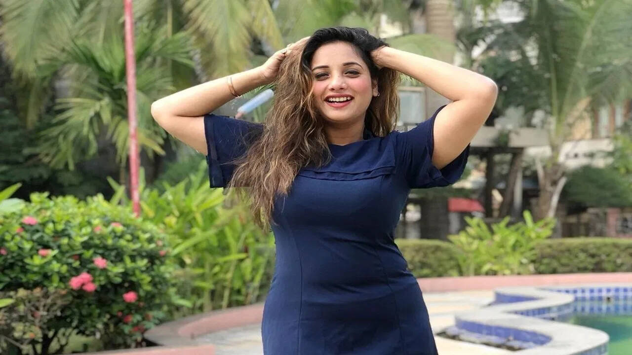 जिम में रानी चटर्जी ने क्लिक की ढेर सारी सेल्फी, 7वीं फोटो देख फैंस बोले, 'गॉर्जियस'