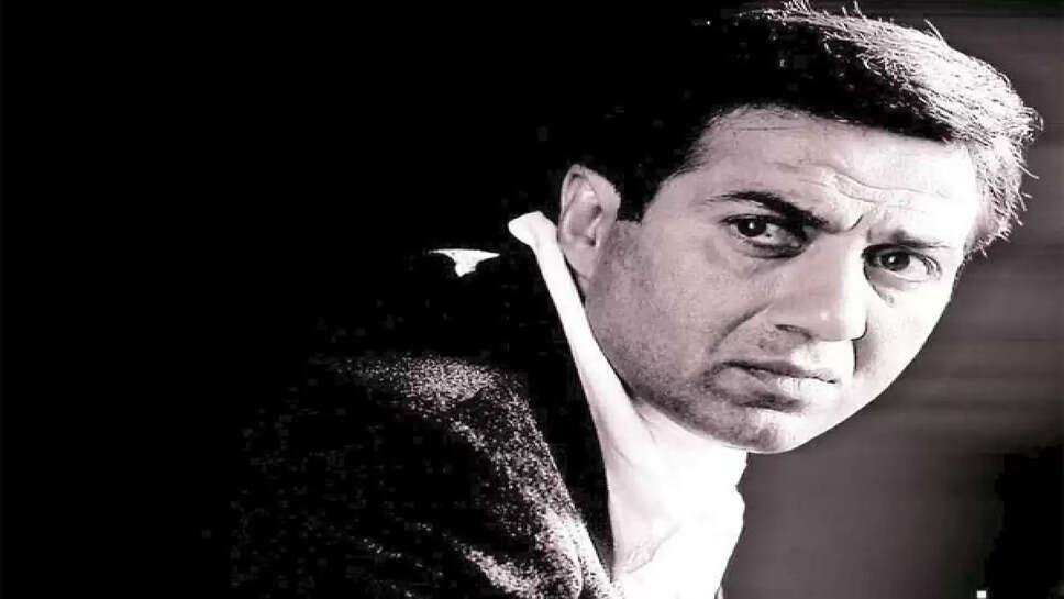 90 के दशक के सुपरस्टार सनी देओल की फिल्म ग़दर ने 2001 में सिल्वर स्क्रीन पर दस्तक दी थी। यह फिल्म 15 जून 2001 को रिलीज हुई थी। हिंदी सिनेमाई इतिहास की बॉक्स ऑफिस रिपोर्ट्स की दुनिया में वह दिन हमेशा के लिए खास हो गया। सुपरस्टार सनी देओल और अमीषा पटेल अभिनीत निर्देशक अनिल शर्मा की फिल्म ग़दर उस समय सिनेमाघरों में उतरी थी। उस वक्त सुपरस्टार आमिर खान भी अपनी फिल्म लगान लेकर सिनेमा हॉल पहुंचे थे. ये दोनों फिल्में एक ही दिन रिलीज हुई थीं। इस दौरान बॉक्स ऑफिस पर इन दोनों बड़ी फिल्मों के बीच जबरदस्त टक्कर हुई। हालांकि, दोनों ही फिल्में सुपर-डुपर हिट रहीं और दोनों ही फिल्में अपने-अपने कारणों से इतिहास में हमेशा खास रहेंगी।  लगान के पहले दिन ही गदर के सामने धूल जम गई लेकिन उस वक्त सनी देओल की फिल्म ने बॉक्स ऑफिस नंबर गेम में आमिर खान की लगान को पछाड़ दिया था। आमिर खान की फिल्म लगान ने बड़ी स्टार कास्ट के साथ सिनेमाघरों में दस्तक दी है. फिल्म को देशभर में 270 स्क्रीन्स पर रिलीज किया गया था। फिल्म ने बॉक्स ऑफिस पर पहले दिन 1 करोड़ रुपये का बिजनेस किया था. यह राशि उस समय बहुत बड़ी थी। वहीं, 350 स्क्रीन्स पर रिलीज हुई सनी देओल की फिल्म 'गदर' ने पहले दिन सिनेमाघरों में 1.40 करोड़ रुपये का कलेक्शन किया।  पहले वीकेंड में ग़दर के सामने लगान का यही हाल था वहीं, पहले वीकेंड में ही लगान ने रुपहले पर्दे से कुल 5 करोड़ रुपये बटोरे. 3.14 करोड़ का कलेक्शन किया था। इसके साथ ही फिल्म को हिट का टैग मिलना शुरू हो गया। वहीं सनी देओल और अमीषा पटेल स्टारर ग़दर ने पहले हफ्ते में ही सिनेमाघरों में 4.08 करोड़ रुपये की बंपर कमाई की। इस लिहाज से भी गदर आमिर खान की फिल्म लगान को पछाड़ने में कामयाब रही।  गदर का टोटल कलेक्शन लगान से काफी अच्छा रहा था सनी देओल की फिल्म ग़दर की ओपनिंग 1.50 करोड़ रुपए रही। सुपरस्&zwj;टार आमिर खान स्&zwj;टारर लगान को बॉक्&zwj;स ऑफिस नम्&zwj;बरों के खेल में पीछे छोड़ते हुए अब तक की ब्&zwj;लॉकबस्&zwj;टर फिल्&zwj;म का खिताब हासिल करने के लिए 76.88 करोड़ रुपये। जबकि, आशुतोष गोवारिकर द्वारा निर्देशित आमिर खान की कल्ट क्लासिक ने कुल रु। 34.30 करोड़ कमाए। ग़दर ने बॉक्स ऑफिस पर लगान के अंतर से दोगुने से अधिक अंतर से जीत हासिल की।