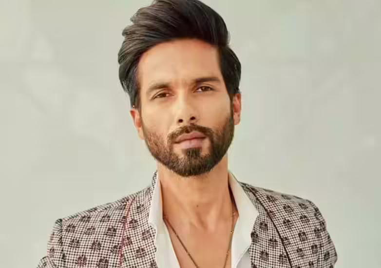 बॉलीवुड एक्टर शाहिद कपूर की फिल्म 'ब्लडी डैडी' का ट्रेलर रिलीज हो गया है. तभी से उनके फैंस इस फिल्म का बेसब्री से इंतजार कर रहे हैं। फिल्म 'ब्लडी डैडी' में शाहिद कपूर का खतरनाक अंदाज दिखाया गया है। फिल्म के ट्रेलर से पता चलता है कि ड्रग्स और गैंगवॉर देखने को मिलेगी. आइए जानते हैं शाहिद कपूर और बाकी स्टार्स ने फिल्म 'ब्लडी डैडी' के लिए कितनी फीस ली है। यहां दी गई स्टार्स की फीस मीडिया रिपोर्ट्स पर आधारित है।   शाहिद कपूर फिल्म 'ब्लडी डैडी' इन दिनों चर्चा में है और इसमें मुख्य अभिनेता के तौर पर शाहिद कपूर नजर आएंगे. इस फिल्म 'ब्लडी डैडी' के लिए शाहिद कपूर ने 15 करोड़ रुपए लिए हैं।  डायना पैंटी एक्ट्रेस डायना पेंटी भी फिल्म 'ब्लडी डैडी' में नजर आएंगी. डायना पेंटी ने फिल्म 'ब्लडी डैडी' के लिए 2.5 करोड़ रुपए फीस ली है।   संजय कपूर फिल्म 'ब्लडी डैडी' में संजय कपूर की भी अहम भूमिका है। संजय कपूर ने फिल्म 'ब्लडी डैडी' के लिए 1.5 करोड़ रुपये मेहनताना लिया था।  रोनित रॉय रोनित रॉय अपनी बेहतरीन एक्टिंग के लिए मशहूर हैं। वह फिल्म 'ब्लडी डैडी' में काम कर रहे हैं। रोनित रॉय ने फिल्म 'ब्लडी डैडी' के लिए 1 करोड़ रुपये फीस ली है।