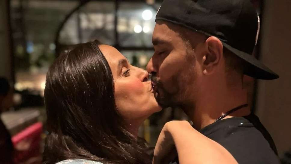 Neha Dhupia ने Angad Bedi के साथ Lip-Lock करते हुए शेयर की फोटोज, पति पर यूं लुटाया प्यार