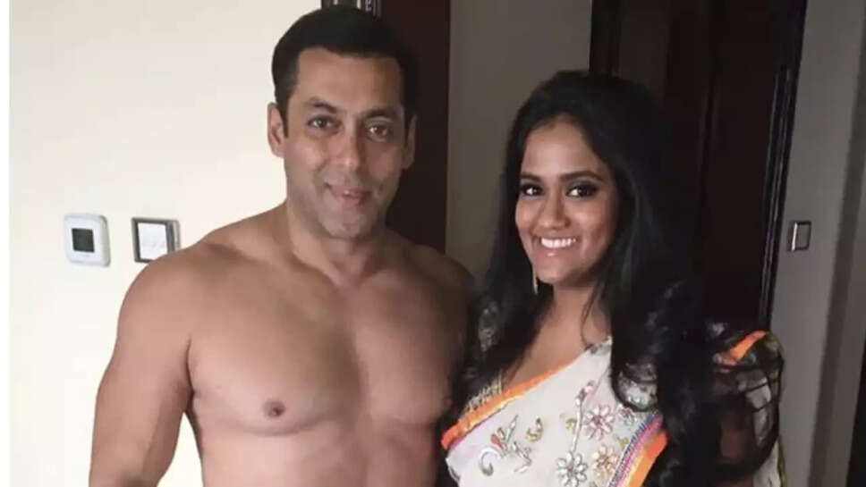 सलमान खान अपनी बहन अर्पिता खान से बहुत प्यार करते हैं। अब अर्पिता खान को लेकर एक बड़ी खबर आई है। मिली जानकारी के मुताबिक अर्पिता और आयुष शर्मा के घर में चोरी हुई है. न्यूज एजेंसी एएनआई ने ट्वीट कर यह जानकारी दी। ट्वीट में कहा गया कि अर्पिता खान के 5 लाख रुपये के हीरे के झुमके चोरी हो गए। घटना की सूचना अर्पिता और आयुष ने थाने में दी। पुलिस को दी अपनी शिकायत में अर्पिता ने कहा कि उनके घर से चोरी हुए ईयररिंग्स की कीमत 5 लाख रुपये है. सलमान की बहन की शिकायत के बाद पुलिस मामले की जांच में जुट गई है. अब चोरी के इस मामले में पुलिस ने अर्पिता के हाउस हेल्पर संदीप को गिरफ्तार कर लिया है.  पुलिस से मिली जानकारी के मुताबिक अर्पिता खान के घर उनके नौकर संदीप ने चोरी की है. संदीप मुंबई के विले पार्ले इलाके के रहने वाले हैं। एएनआई के ट्वीट में कहा गया है, '30 वर्षीय संदीप हेगड़े अर्पिता खान के घर पर काम करता था। 16 मई को संदीप ने उसके घर से हीरे की बालियां चुरा लीं। इस मामले में आरोपी संदीप को पुलिस ने गिरफ्तार कर लिया है।'    बता दें कि सलमान खान के पिता सलीम खान ने अर्पिता को गोद लिया था। सलमान, सोहेल और अरबाज अर्पिता को अपनी बहन से भी ज्यादा प्यार करते हैं। सलमान खान ने साल 2014 में अर्पिता से अभिनेता आयुष शर्मा से शादी की थी। अर्पिता और आयुष अब दो खूबसूरत बच्चों आयत और आहिल के माता-पिता हैं। अर्पिता के पति आयुष शर्मा के रूप में, अभिनेता वर्तमान में बॉलीवुड में अपना करियर बना रहे हैं। अभिनेता ने अपने करियर की शुरुआत फिल्म 'लवयात्री' से की थी। इस फिल्म को खुद सलमान खान ने प्रोड्यूस किया था। आयुष आखिरी बार फिल्म 'अंतिम' में नजर आए थे।