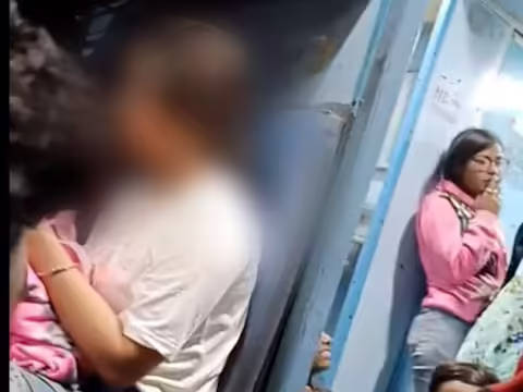 सार्वजनिक स्थानों पर धूम्रपान करना दंडनीय अपराध है। चाहे आप ट्रेन से यात्रा कर रहे हों या बस से। ट्रेनों में या रेलवे स्टेशन परिसर में धूम्रपान करना अधिक आपत्तिजनक है।