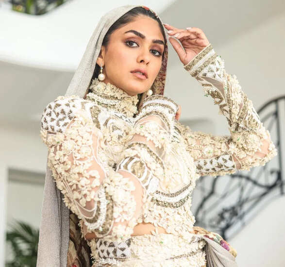 साउथ की जानी मानी एक्ट्रेस मृणाल ठाकुर सोशल मीडिया पर काफी चर्चा में रहती हैं। मृणाल ठाकुर ने इसी साल कान फिल्म फेस्टिवल 2023 में डेब्यू किया है। मृणाल ठाकुर का कान्स डेब्यू लुक सोशल मीडिया पर वायरल हुआ था। मृणाल ठाकुर अब तक कान्स से अपने कई लुक्स शेयर कर चुकी हैं। मृणाल ठाकुर के इस कान्स लुक को फैन्स ने भी खूब पसंद किया है. इस बीच मृणाल ठाकुर ने भी अपने इंस्टाग्राम हैंडल से एक वीडियो शेयर किया है। इस वीडियो में मृणाल ठाकुर अपने लुक की जानकारी देती नजर आ रही हैं.  मृणाल ठाकुर का वीडियो हुआ वायरल साउथ फिल्म सीता राम फेम मृणाल ठाकुर का कान्स लुक चर्चा में है। मृणाल ठाकुर ने अब तक कान्स से अपनी कई तस्वीरें शेयर की हैं। हाल ही में मृणाल ठाकुर ने कुछ फोटोज शेयर की थी, जिसमें वह बेहद बोल्ड आउटफिट में नजर आ रही थीं। मृणाल ठाकुर की इन तस्वीरों के लिए उन्हें काफी ट्रोल भी किया गया था। इसके बाद अब मृणाल ठाकुर का एक वीडियो वायरल हो रहा है। इस वीडियो में वह अपने लुक के बारे में बात करती नजर आ रही हैं। मृणाल ठाकुर का ये बीटीएस वीडियो सोशल मीडिया पर वायरल हो गया है. मृणाल ठाकुर के इस वीडियो को उनके फैन्स खूब शेयर कर रहे हैं. साथ ही मृणाल ठाकुर के इस वीडियो पर कुछ फैंस कमेंट भी करते नजर आए.  यूजर्स ने यह प्रतिक्रिया दी है मृणाल ठाकुर के इस वीडियो पर यूजर्स तरह-तरह के कमेंट करते नजर आ रहे हैं. मृणाल ठाकुर के इस वीडियो पर एक यूजर ने कमेंट करते हुए लिखा, 'मैम गर्मी में चादर नहीं पहनती।' तो वहीं एक यूजर ने लिखा, 'क्या हुआ सीता, क्या आपने ऐसी ड्रेस पहनी है'। इसके अलावा कई यूजर्स मृणाल ठाकुर को ट्रोल करते भी नजर आए। तो वहीं मृणाल ठाकुर के फैन्स ने उनका बचाव किया। मृणाल ठाकुर के इस वीडियो के बारे में आपकी क्या राय है हमें कमेंट करके जरूर बताएं।