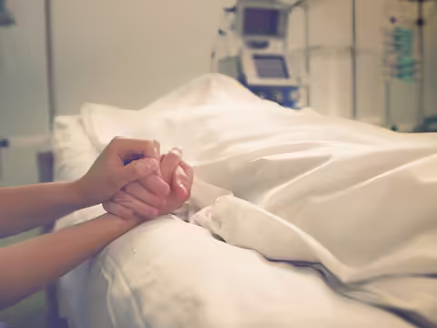 मां की मौत का दर्द किसे महसूस नहीं होता। लोग सालों तक इस समस्या से बाहर नहीं आ पाते हैं। लेकिन आज हम आपको एक ऐसे शख्स की कहानी बताने जा रहे हैं जो अपनी मां के गुजर जाने से इतना दुखी हुआ कि उसके लिए उसके बिना रहना मुश्किल हो गया।