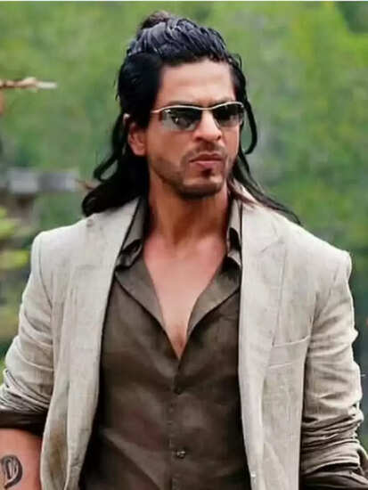 बॉलीवुड सुपरस्टार शाहरुख खान की हाल ही में रिलीज हुई ब्लॉकबस्टर फिल्म पठान ने बॉक्स ऑफिस पर करोड़ों रुपये की कमाई की. इस फिल्म की बंपर सफलता के बाद दर्शकों को फिर से किंग खान की अगली फिल्मों का इंतजार है. निर्माता-निर्देशक फरहान अख्तर और रितेश सिधवानी के बैनर एक्सेल एंटरटेनमेंट के लिए पठान की सफलता किसी वरदान से कम नहीं रही है. इस फिल्म की ब्लॉकबस्टर सफलता के बाद शाहरुख खान के साथ निर्माता-निर्देशक फरहान और रितेश की ब्लॉकबस्टर डॉन सीरीज की तीसरी फिल्म आ रही है. ताजा जानकारी यह है कि इस फिल्म के तीसरे पार्ट यानी डॉन 3 पर काम तेजी से शुरू हो गया है. इस बारे में खुद फिल्ममेकर रितेश सिधवानी के अलावा किसी ने पुख्ता जानकारी नहीं दी है।  डॉन 3 पर काम जोरों पर शुरू हो गया है मीडिया रिपोर्ट्स की माने तो खुद निर्माता-निर्देशक रितेश सिधवानी ने इन खबरों की पुष्टि की है. हाल ही में फिल्ममेकर ने एक इंटरव्यू में कहा था कि शाहरुख खान की फिल्म डॉन 3 पर काम तेजी से चल रहा है। उनके साथी फरहान अख्तर हैं जो इस फिल्म के लेखक भी हैं। फिलहाल वह इस फिल्म की स्क्रिप्ट पर तेजी से काम कर रहे हैं। फिल्म की स्क्रिप्ट तैयार होते ही आगे की कार्रवाई की जाएगी।  इन फिल्मों में बिजी हैं शाहरुख खान पठान की सफलता ने शाहरुख खान को स्टारडम तक पहुंचा दिया। इस फिल्म के बाद किंग खान के पास कई फिल्में हैं। शाहरुख खान फिलहाल तमिल डायरेक्टर एटली कुमार की फिल्म 'जवान' की शूटिंग पूरी कर रहे हैं। इसके अलावा उनके पास डायरेक्टर राजकुमार हिरानी की फिल्म डेंकी भी है। इसके साथ ही वह सुपरस्टार सलमान खान की फिल्म टाइगर 3 में कैमियो करते नजर आएंगे। चर्चा यह भी है कि इसके बाद किंग खान यशराज बैनर की आने वाली स्पाई फिल्म टाइगर वर्सेस पठान का हिस्सा होंगे. अब डॉन 3 को लेकर भी हलचल तेज हो गई है। याद दिला दें कि प्रियंका चोपड़ा और शाहरुख खान स्टारर इस फिल्म फ्रेंचाइजी की 2 फिल्में रिलीज हुई थीं और दोनों ही ब्लॉकबस्टर रही थीं। अब उम्मीद की जा रही है कि डॉन 3 भी ऐसा ही करेगी।