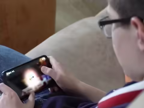 माता-पिता हमेशा बच्चों के भले के बारे में सोचते हैं। यदि बच्चे भटक रहे हैं तो माता-पिता बुद्धिमानी से उन्हें सही रास्ते पर ले जाते हैं। लेकिन कुछ माता-पिता जरूरत से ज्यादा सख्त हो जाते हैं। यह बच्चों के विकास के लिए बिल्कुल भी उपयुक्त नहीं है। यह बच्चों पर नकारात्मक प्रभाव छोड़ता है। ऐसे ही एक चीनी पिता की खबर सोशल मीडिया पर शेयर की गई, जिसे जानकर आप सोचने पर मजबूर हो जाएंगे कि इस पिता ने इतनी क्रूर हरकत क्यों की?  जानकारी के मुताबिक ये मामला चीन के गुआंगडोंग प्रांत के शेनझेन शहर का है. यहां रहने वाले एक शख्स ने आधी रात को अपने बेटे को मोबाइल गेम खेलते हुए पकड़ लिया। इसके बाद पिता ने बेटे को सबक सिखाने की सजा देने का फैसला किया। सजा भी ऐसी नहीं है। इस राक्षसी पिता ने अपने पुत्र को बहुत ही दर्दनाक दंड दिया। पिता ने बेटे को 17 घंटे तक लगातार खेल खिलाया। इस बीच पिता ने बेटे को सोने दिया। नहीं, उसे कुछ खाने को दिया।  खेलते समय बेहोश हो गया इस दर्दनाक सजा का वीडियो भी चीनी मीडिया में सामने आया है। पिता ने जिस बच्चे को सजा दी, वह केवल 11 साल का था। यह पता चला है कि पिताजी ने स्क्रीन टाइम के बारे में कुछ नियम बनाए थे। अभी तो बच्चे हैं, गलतियां करेंगे। इस बच्चे ने भी गलती की। पिता के बनाए नियम को तोड़ते हुए उन्होंने रात एक बजे मोबाइल गेम खेलना शुरू किया. लेकिन उसके पिता की नजर उस पर पड़ी। पकड़े जाने के बाद उसके पिता ने उससे सीधे 17 घंटे तक खेल करवाया। इसी बीच वह बेहोश होकर गिर पड़ा। लेकिन उसके पिता को जरा भी दया नहीं आई।    पिता ने खुद को सही ठहराया बच्चे ने इस घटना के बारे में अपनी नोटबुक में लिखा। उसने बताया कि कैसे उसके पिता ने उसे मिचली आने तक वीडियो गेम खेलने के लिए मजबूर किया। हालांकि बच्चे के पिता ने सोशल मीडिया पर अपनी सजा को लेकर भी सफाई दी। उन्होंने कहा कि यह सजा उनके बेटे को मोबाइल की लत छुड़ाने के लिए देनी पड़ी। इसके साथ ही उन्होंने कहा कि अगर माता-पिता बच्चे की भलाई के लिए बुरा बनना चाहते हैं तो इसमें भी कुछ गलत नहीं है। उसने ऐसा किया और उसे इसका कोई पछतावा नहीं है।