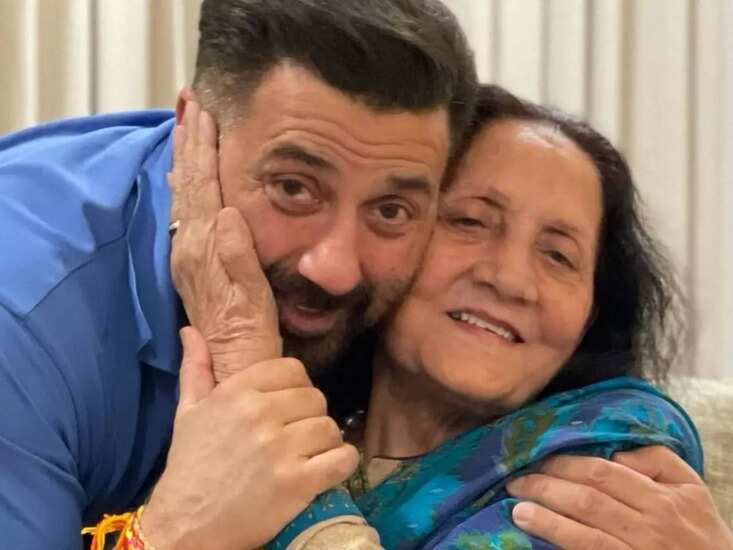 जन्म दिन पर मां प्रकाश कौर को गले लगाते नजर आए Sunny Deol, चंद मिनटों में वायरल हुई तस्वीर