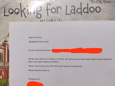 आजकल कुछ भी ऑनलाइन ऑर्डर करना बहुत आम है। इससे न केवल समय की बचत होती है, बल्कि इसे ले जाने में भी परेशानी नहीं होती है। साथ ही कई बार दुकान में सामान सस्ते दाम पर भी मिल जाता है। हालांकि, कई बार ऐसा भी होता है कि आप चाहते कुछ और हैं और पाते कुछ और हैं। ऐसे वीडियो सोशल मीडिया पर वायरल होते रहते हैं और लोगों द्वारा पसंद किए जाते हैं। लेकिन इस बार कहानी में थोड़ा ट्विस्ट है. ट्विटर यूजर कशिश ने अमेजन से किताब मंगवाई। लेकिन उन्हें कुछ और ही मिला और वह भी पछतावे के साथ।  कशिश ने बताया कि उन्होंने अमेजन से एक किताब मंगवाई थी, लेकिन उन्होंने जो किताब चुनी थी, उसके बदले उन्हें बच्चों की किताब 'लुकिंग फॉर लड्डू' भेज दी गई. पैकेट खोलकर वह और भी हैरान रह गया। उसके पास एक नोट था। जिसमें उन्होंने माफी मांगी। नोट में लिखा था, "आपके द्वारा मंगवाई गई पुस्तक हमारे पास थी लेकिन हम उसे नहीं भेज सके क्योंकि वह थोड़ी फटी हुई थी।" आप चाहें तो इस ऑर्डर को वापस कर सकते हैं लेकिन कृपया नकारात्मक टिप्पणी न करें।   लोगों ने कहा- प्लीज नेगेटिव कमेंट्स न करें कशिश ने ट्विटर पर फोटो शेयर करते हुए कैप्शन लिखा, मैंने एक स्पेशल किताब ऑर्डर की थी, लेकिन उन्होंने मुझे 'लुकिंग फॉर लड्डू' नाम की एक किताब भेजी, इस लेटर के साथ उन्होंने यह भी लिखा- भाई क्या चल रहा है? यह ट्वीट 21 फरवरी को शेयर किया गया था। तब से अब तक इसे 2500 से ज्यादा लोग लाइक कर चुके हैं और इस पर ढेरों कमेंट्स आ चुके हैं. Amazon Help के आधिकारिक ट्विटर हैंडल ने भी पोस्ट पर कमेंट किया और इसके लिए माफी मांगी। उन्होंने यह भी कहा कि वह इस मुद्दे को सुलझाने में मदद करेंगे। हालांकि, टिप्पणियों में, कई अन्य लोगों ने कशिश से नकारात्मक टिप्पणी नहीं करने के लिए कहा।   यह वाकई खूबसूरत है! यह वास्तव में प्यारा है, एक उपयोगकर्ता ने कहा! अगर मैं तुम होते तो किताब वापस कर देता और कोई नकारात्मक टिप्पणी भी नहीं करता। सबसे अधिक संभावना है, यह अमेज़ॅन पर अपनी किस्मत आजमाने वाली एक छोटी माँ और पॉप किताबों की दुकान होगी। हालांकि वह पत्र बहुत प्यारा है। एक अन्य शख्स ने लिखा, जिसने भी ये लेटर लिखा है उसका दिल बहुत अच्छा है। बस उन्हें नकारात्मक प्रतिक्रिया न दें," एक तीसरे व्यक्ति ने लिखा। उन्होंने आपको यह भेजने की कोशिश की, यह महत्वपूर्ण है।