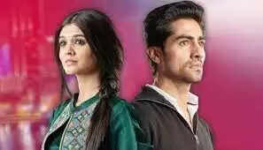 टीवी सीरियल ये रिश्ता क्या कहलाता है इन दिनों धूम मचा रहा है. इस सीरियल में प्रसीमा राठौर और हर्षद चोपड़ा मुख्य भूमिका में नजर आते हैं और फैंस आज भी दोनों को साथ देखना चाहते हैं. इन दिनों सीरियल में देखा जा रहा है कि अक्षरा और अभिमन्यु अपने बेटे अबीर की कस्टडी के लिए लड़ रहे हैं. सीरियल के आखिरी एपिसोड में देखा गया कि अभिमन्यु को अबीर के लिए महंगे जूते मिलते हैं, जिससे अक्षरा थोड़ा उत्तेजित हो जाती है। इसी बीच मुस्कान अक्षरा से कहती है कि वह कायरव से प्यार करती है। अब सीरियल के अगले एपिसोड में भी कुछ खास ड्रामा देखने को मिलेगा.  अक्षरा अभिमन्यु को बताएगी टीवी सीरियल ये रिश्ता क्या कहलाता है के अपकमिंग एपिसोड में अक्षरा अबीर को बिड़ला के घर ड्रॉप करती नजर आएंगी। अक्षरा फिर अभिमन्यु से मिलेगी और वह उसे बहुत कुछ बताएगा। अक्षरा अभिमन्यु से कहेगी कि अगर वह इसी तरह अबीर को महंगे तोहफे देता रहेगा तो इससे हमारी जिंदगी पर भी असर पड़ेगा। दूसरी तरफ आरोही भी अबीर से बात करती है। जब अबीर उससे पूछता है कि रूही उससे नाराज क्यों है? फिर वह अबीर से कहती है कि रूही को तुम्हारा पॉपी के साथ खेलना पसंद नहीं है। वह अपना अफीम किसी के साथ बांटना नहीं चाहती।   रूही की बातों से निराश होकर अबीर घर चला जाएगा। सीरियल में आगे देखेंगे कि अभिमन्यु रूही और अबीर के साथ खेलने की कोशिश करता है, लेकिन रूही ज्यादा कुछ नहीं बोलती। अबीर को भी यह पसंद नहीं है। इस कारण वह घर जाने की जिद करेगा। दूसरी ओर, कायरव की पार्टी में मुस्कान का मजाक उड़ाया जाएगा। इधर कायरव के कुछ दोस्त मुस्कान को जबरदस्ती शराब पिला देंगे, जिससे वह होश खोने लगेगा।   चढ़ाई पर मंजरी भड़क उठेगी ये रिश्ता क्या कहलाता है जोशे कायरव मंजरी को बताएगा कि वह रूही की वजह से घर वापस जा रहा है। वह कहता है कि अगर मैं अपने गोदी आदमी से दूर रहूंगा तो रूही नाराज नहीं होगी और मौसी ने भी यही कहा। यह सुनकर मंजरी को गुस्सा आ गया और उसने आरोही को घूर कर देखा।