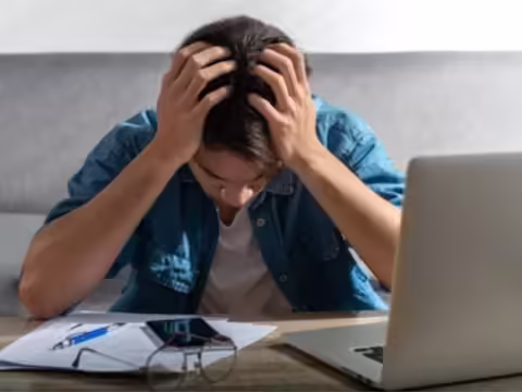 कुछ घटनाएँ चाहे कितनी भी हास्यास्पद लगें, वे वास्तव में उस व्यक्ति के लिए उतनी नहीं होतीं जिससे वे गुज़री हैं। आपने कई लड़कों से घिरी एक लड़की को घबराते और उसकी असुरक्षा को समझते देखा होगा, लेकिन ऐसा ही एक 17 साल के लड़के के साथ हुआ। उसने अचानक खुद को कई लड़कियों के बीच अकेला पाया तो वहीं बेहोश हो गया।  हालांकि, जैसे-जैसे बोर्ड परीक्षाओं का मौसम आता है, तरह-तरह की दिलचस्प खबरें सामने आने लगती हैं। कहीं कोई दूसरा छात्र परीक्षा देने पहुंच जाता है तो कहीं चेकिंग के दौरान भी अजीबोगरीब घटनाएं सुनने को मिल जाती हैं. हालांकि, जो आपने पहले नहीं सुना होगा वह बिहार के अल्लामा इकबाल कॉलेज की एक छात्रा के साथ हुआ है। एक तो गणित का पेपर था और फिर लड़के ने एक साथ इतनी लड़कियों को देखा कि वह खुद को संभाल नहीं पाया।  सैकड़ों लड़कियों को देखकर लड़के को गुस्सा आ गया मणिशंकर नाम का 17 वर्षीय लड़का बोर्ड द्वारा उपलब्ध कराए गए एक केंद्र पर परीक्षा में शामिल हुआ। कठिन पेपर को लेकर वह पहले से ही नर्वस थे। इस बीच जब वह सेंटर यानी बिहार शिर्के ब्रिलियंट कॉन्वेंट स्कूल पहुंचे तो जहां तक ​​नजर जा रही थी सिर्फ लड़कियां ही नजर आ रही थीं। करीब 500 लड़कियों के ग्रुप में वह अकेला लड़का था। इस दृश्य को देखकर उसका दिल डर गया और लड़के ने देखते ही अपने होश खो दिए। मजे की बात यह है कि वह परीक्षा देने केंद्र पहुंचे लेकिन उन्हें अस्पताल भागना पड़ा।  सिर्फ घबराहट या गाइनोफोबिया? जब लड़के को निकाला गया तो कुछ ही देर में उसे होश आ गया, लेकिन यह घटना सुर्खियों में रही। माना जा रहा है कि युवक युवा होने के कारण सैकड़ों लड़कियों के बीच खुद को अकेला देखकर बेहोश हो गया था। वैसे आपको बता दें कि गाइनोफोबिया नाम की एक मनोवैज्ञानिक स्थिति भी होती है, जो महिलाओं के आसपास होने पर व्यक्ति को चिंता, घबराहट और डर से भर देती है।