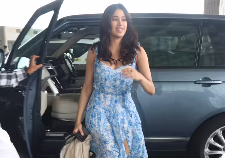 बॉलीवुड एक्ट्रेस जाह्नवी कपूर अपने लुक्स के चलते सोशल मीडिया पर छाई रहती हैं. कभी जाह्नवी कपूर का कोई वीडियो वायरल हो जाता है तो कभी जाह्नवी कपूर किसी फोटो को लेकर चर्चा में आ जाती हैं. इसी बीच जाह्नवी कपूर की नई तस्वीरें सामने आई हैं। इन तस्वीरों में जाह्नवी कपूर एयरपोर्ट पर नजर आ रही हैं। जाह्नवी कपूर ने इस दौरान एक तकिया भी अपने साथ ले लिया है, जिसके चलते उन्हें काफी ट्रोल किया जा रहा है. जाह्नवी कपूर की ये तस्वीरें आते ही सोशल मीडिया पर वायरल हो गईं। तो आइए देखते हैं जाह्नवी कपूर की ये नई तस्वीरें...   जाह्नवी कपूर इस ड्रेस में नजर आईं इन तस्वीरों में जाह्नवी कपूर थाई-हाई स्लिट ड्रेस पहने नजर आ रही हैं। जाह्नवी कपूर की ये ड्रेस उनके फैंस को काफी पसंद आ रही है.  जाह्नवी कपूर खुले बालों में नजर आईं वायरल हो रही इन तस्वीरों में जाह्नवी कपूर खुले बालों में नजर आ रही हैं। जाह्नवी कपूर का ये हेयरस्टाइल उनके फैंस को काफी पसंद आ रहा है.   जाह्नवी कपूर की डीप नेक ड्रेस ने खींचा सबका ध्यान जाह्नवी कपूर की ये डीप नेक ड्रेस फैंस का खूब ध्यान खींच रही है. जाह्नवी कपूर की इस ड्रेस की फैन्स जमकर तारीफ करते नजर आए.