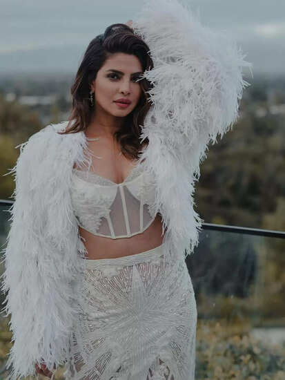 ग्लोबल स्टार प्रियंका चोपड़ा इन दिनों अपने बयानों के चलते चर्चा में हैं। अपने एक्स-रिलेशनशिप के बाद उन्होंने ऐसा बयान दिया, जिससे उनके फैंस हैरान रह गए। बॉलीवुड से हॉलीवुड तक अच्छा नाम बना चुकी प्रियंका क्या एक्टिंग करियर को अलविदा कहने जा रही हैं? यह सवाल इसलिए क्योंकि हाल ही में उन्होंने जो कुछ कहा है वह इसी ओर इशारा करता है।  आज 21 साल की मेहनत के बाद प्रियंका चोपड़ा ने बॉलीवुड के साथ-साथ हॉलीवुड में भी अपनी अच्छी पकड़ बना ली है तो वह करियर छोड़ने की बात क्यों कर रही हैं. आखिर किसके लिए वे अपना करियर दांव पर लगाने को तैयार हैं, जिसके लिए उन्होंने दिन-रात मेहनत की है।  'मैं अपना करियर बिना किसी सवाल के छोड़ दूंगा' मूवी सिटीज वाले पेरेंट्स के बारे में बात करते हुए प्रियंका चोपड़ा ने फेमिना से बातचीत में यह बात कही। एक्ट्रेस ने कहा कि वह अपनी बेटी मालती के लिए खुशी-खुशी अपना करियर छोड़ सकती हैं. मेरा करियर महत्वपूर्ण है। मैंने इस बारे में तब तक नहीं सोचा जब तक कि मैं अपनी किताब पर काम नहीं कर रहा था। फिर मैंने सोचा कि अब मैं 40 साल का हो गया हूं। अब मुझे देश बदलने के लिए अपना करियर छोड़ने के लिए कहा जाएगा, इसलिए मैं बिना किसी सवाल के अपनी बेटी के लिए ऐसा करूंगा।  माता-पिता बलिदान करते हैं उसने अपने माता-पिता का जिक्र करते हुए बताया कि कैसे वह उनके साथ सफर करता था। तब प्रियंका अपने फैसले को हल्के में लेती थीं। लेकिन अब वे समझ गए हैं कि बच्चों के लिए समायोजन करना माता-पिता की जिम्मेदारी है। उन्होंने कहा कि यह बहुत बड़ा त्याग है और हम बहुत भाग्यशाली हैं कि हमें ऐसे माता-पिता मिले जिन्होंने ऐसा किया।  बेटों को भी बेटियों की तरह पाला जाना चाहिए लेकिन ऐसे परिवार हैं जो सामाजिक दबाव में हैं, जो नहीं जानते कि वे अपनी बेटियों को महत्व नहीं देते, देसी गर्ल ने जारी रखा। इसलिए, मुझे लगता है कि हमें बच्चों की परवरिश करते समय एक-दूसरे से बात करनी चाहिए, अपने बेटों की परवरिश इस तरह करनी चाहिए कि महिलाओं का सम्मान हो, समाज में अवसर पैदा हों। जहां महिलाएं सत्ता के पदों पर हैं, न केवल नौकरी कर रही हैं, बल्कि वास्तव में निर्णय लेने वाली हैं। मुझे लगता है कि यह हमारे लिए बदल जाएगा।