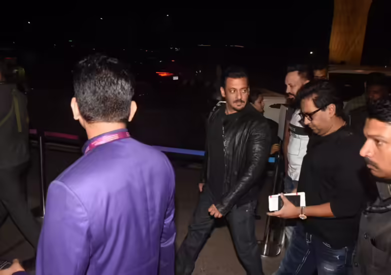 बॉलीवुड सुपरस्टार सलमान खान अपने सिंपल अंदाज के चलते चर्चा में रहते हैं। फैंस के साथ-साथ ट्रोलर्स भी सलमान खान की सादगी की तारीफ करते हैं। इसी बीच सलमान खान की नई तस्वीरें सामने आई हैं। इन तस्वीरों में सलमान खान का सिंपल लुक नजर आ रहा है। सलमान खान एक बच्चे के साथ बेहद क्यूट लुक में नजर आ रहे हैं। इन तस्वीरों में सलमान खान का नया लुक देखने को मिल रहा है। तो आइए देखते हैं सलमान खान की ये तस्वीरें...  इस ड्रेस में नजर आए सलमान खान सलमान खान की नई तस्वीरें सामने आई हैं। उस फोटो में भाईजान ब्लैक जैकेट के साथ जींस और टी-शर्ट पहने नजर आ रहे थे.  सुरक्षा के बीच सलमान खान नजर आए सलमान खान जब एयरपोर्ट में दाखिल हुए तो सलमान खान के साथ भारी सुरक्षा बल दिखाई दिया। सुरक्षा के बीच सलमान खान एयरपोर्ट पहुंचे।   सलमान खान के अंदाज ने जीता दिल सलमान खान एयरपोर्ट पर एक बच्चे से बेहद प्यार भरे अंदाज में मिलते नजर आए। सलमान खान के इस अंदाज ने फैन्स का दिल जीत लिया।