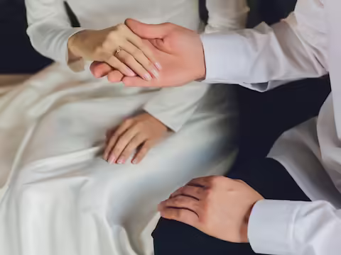 शादी एक ऐसी व्यवस्था है जिसमें दो लोग जिंदगी भर एक दूसरे का हाथ पकड़कर जिंदगी गुजार देते हैं। हर धर्म में शादी का अलग मतलब होता है। जहाँ हिन्दुओं में विवाह को एक पवित्र बंधन माना जाता है, वहीं मुसलमानों में विवाह को एक अनुबंध माना जाता है। मुस्लिम शादियां मुख्य रूप से चार प्रकार की होती हैं, लेकिन निकाह मुताह या अस्थायी विवाह इनमें से सबसे अजीब माना जाता है। (इस्लाम में अस्थायी विवाह)  अस्थायी विवाह (शिया मुसलमानों के बीच ईरानी अस्थायी विवाह) या सिगेह विवाह ईरान में कई वर्षों से हो रहे हैं। यह शिया मुसलमानों के बीच किया जाता है। इस शादी की सबसे अजीब बात यह है कि इस तरह की शादी चंद मिनटों से लेकर 99 साल तक चल सकती है। आपको बता दें कि ईरान एक ऐसा देश है जो शरिया कानून के तहत काम करता है जहां व्यभिचार या शादी से पहले सेक्स अपराध है। ईरान जैसे देशों में कोड़े मारने, पत्थर मारने और कारावास की सजा आम है। ईरान, इराक जैसे देशों में वेश्यावृत्ति पर भी पूरी तरह से प्रतिबंध है क्योंकि इसे धर्म के खिलाफ माना जाता है।  ऐसी शादियां ईरान में होती हैं ऐसे में पश्चिमी विचारक मुताह लगना को इस पेशे को वैध बनाने का तरीका बताते हैं। तीर्थयात्री या अन्य यात्री जो लंबे समय से घर से दूर हैं, इस प्रकार का विवाह कर सकते हैं, द गार्जियन वेबसाइट की रिपोर्ट करता है। यह विवाह निजी और मौखिक रूप से या लिखित रूप में किया जा सकता है। ऐसा माना जाता है कि पुराने समय में जब यात्री अपनी पत्नियों से दूर किसी काम से दूसरे शहर जाते थे तो वहां अस्थायी शादियां कर लेते थे। ताकि वो शारीरिक संबंध बना सकें. वहां से लौटते समय वह महिला को दोबारा तलाक दे देता था।   एक आदमी कितनी भी बार अस्थायी शादी कर सकता है ऐसा माना जाता है कि ईरान में ऐसी शादियां केवल विधवा, गरीब या जरूरतमंद महिलाएं ही करती हैं जिन्हें आर्थिक मदद की जरूरत होती है। शादी के दौरान महर यानी दहेज की रकम पति को तय करनी होती है। वह इस शादी को कभी भी तोड़ सकते हैं। 15 वर्ष या उससे अधिक आयु के पुरुष और 13 वर्ष या उससे अधिक आयु की महिलाएं अस्थायी विवाह में प्रवेश कर सकती हैं। अविवाहित लड़कियों को यह विवाह करने के लिए अपने पिता की अनुमति लेनी पड़ती है। इस विवाह के बाद, यह आवश्यक नहीं है कि पुरुष अपनी पत्नी का आर्थिक रूप से समर्थन करे, जैसा कि वह स्थायी विवाह में करता है। एक पुरुष जितनी बार चाहे अस्थायी विवाह भी कर सकता है।