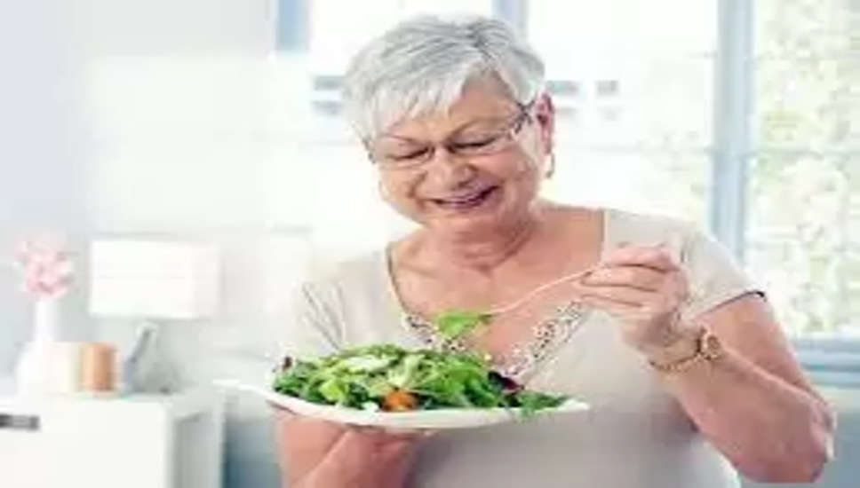 Health Tips-  50 की उम्र के बाद भी स्वस्थ रहने के लिए डाइट में शामिल करें 4 विटामिन्स Lifestyle Desk- पचास की उम्र के बाद महिलाएं खुद को कमजोर महसूस करने लगती हैं। ऐसे में महिलाएं अपनी बढ़ती उम्र को कम दिखाने की पूरी कोशिश करती हैं। वहीं महिलाएं तमाम जतन करने के बाद भी अपनी उम्र छुपाने में नाकाम रहती हैं। अगर आप 50 साल के हो रहे हैं तो अपनी डाइट में कुछ जरूरी विटामिन्स को शामिल कर उम्र के असर को आसानी से छुपा सकते हैं।  50 से अधिक उम्र की महिलाओं में विटामिन की कमी काफी आम है। इस स्थिति में विटामिन युक्त आहार से परहेज करने से न केवल महिलाएं शारीरिक रूप से कमजोर दिखती हैं, बल्कि आप उम्रदराज भी दिखने लगती हैं। हम आपको बता रहे हैं 5 जरूरी विटामिन सप्लीमेंट्स के नाम, जिनका सेवन कर आप 50 की उम्र के बाद भी खुद को जवान बनाए रख सकते हैं।  विटामिन बी 12 विटामिन बी12 को एनर्जी का बेहतरीन स्रोत माना जाता है। लेकिन बढ़ती उम्र के साथ शरीर में विटामिन बी12 की कमी दिखने लगती है। ऐसे में डाइट में दूध, डेयरी प्रोडक्ट्स, एनिमल प्रोडक्ट्स, चिकन, फिश, अंडे, मीट और यीस्ट जैसी चीजों को शामिल कर आप विटामिन बी12 की कमी को पूरा कर सकते हैं।  कैल्शियम कैल्शियम युक्त आहार हड्डियों को मजबूत बनाने में मददगार होता है। साथ ही कैल्शियम युक्त खाद्य पदार्थ खाने से महिलाओं में फ्रैक्चर होने की संभावना कम हो जाती है। ऐसे में आप कैल्शियम की कमी को पूरा करने के लिए सूखे मेवे, बीज, डेयरी उत्पाद, मछली, बीन्स, फलियां, हरी पत्तेदार सब्जियां, सोयाबीन और टोफू का सेवन कर सकते हैं।   विटामिन डी 50 साल से अधिक उम्र की महिलाओं के लिए भी विटामिन डी का सेवन जरूरी है। विटामिन डी शरीर की रोग प्रतिरोधक क्षमता को बढ़ाने के साथ-साथ डिप्रेशन, चिंता और थकान को दूर करने में मददगार होता है। वहीं दूसरी ओर डेयरी उत्पाद, अंडे और मछली विटामिन डी के बेहतर स्रोत माने जाते हैं। इसके अलावा शरीर में विटामिन डी की कमी को पूरा करने के लिए आप कुछ देर धूप में भी बैठ सकते हैं।   विटामिन बी 6 50 की उम्र के बाद शरीर में विटामिन बी6 की कमी हो जाती है। ऐसे में फिट और स्वस्थ रहने के लिए विटामिन बी6 से भरपूर आहार का सेवन करना जरूरी हो जाता है। वहीं गाजर, पालक, केला, दूध, चिकन और कलौंजी विटामिन बी6 के सबसे अच्छे स्रोत माने जाते हैं।