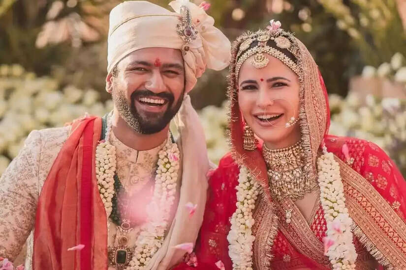 विक्की कौशल और सारा अली खान की फिल्म 'जरा झटके जरा बचके' का ट्रेलर लॉन्च हो गया है। सोमवार को फिल्म के ट्रेलर लॉन्च के लिए एक भव्य कार्यक्रम का आयोजन किया गया, जहां विक्की ने सारा अली खान के साथ शानदार एंट्री की. इस बीच विक्की और सारा ने पैपराजी के साथ खूब मस्ती भी की। विक्की और सारा की 'जरा झटके जरा बचके' (Zara Hatke Jara Bachke) एक ऐसे कपल की कहानी है जो शादी से तलाक तक जाता है. ऐसे में कई पैपराजी ने ट्रेलर लॉन्च इवेंट में विक्की से उनकी शादीशुदा जिंदगी को लेकर सवाल किया. एक पैपराजी ने विक्की से उनकी दूसरी शादी के बारे में भी पूछा, जिसका अभिनेता ने शानदार जवाब दिया।  दूसरी शादी पर दिया ये जवाब दरअसल, ट्रेलर लॉन्च इवेंट विक्की कौशल सारा अली खान की फिल्म की थीम पर सजाया गया था। इवेंट में एक डॉक था जहां विकी और सारा ने खड़े होकर सभी सवालों के जवाब दिए। इसी बीच विकी कौशल से पूछा गया कि अगर उन्हें अपनी आने वाली जिंदगी में कटरीना कैफ से अच्छी लड़की मिल जाए तो वह क्या करेंगे। यह सवाल सुनकर पहले तो विक्की कौशल थोड़ा हैरान हुए और फिर उन्होंने कहा, 'सर, मैं भी शाम को घर जाना चाहता हूं। ऐसे टेढ़े सवाल पूछ कर, मैं तो बालक हूँ, मुझे बड़ा होने दो। मैं इसका उत्तर कैसे दूं.. यह प्रश्न ही इतना खतरनाक है। आपको प्रश्न को ही थप्पड़ मारना होगा। वैसे, केट के साथ रिश्ता जन्मजात है। मैं जीवन भर उसके साथ रहूंगा।  शादी के ठीक बाद शूट करना कितना मुश्किल था इसी बीच विक्की कौशल से यह भी पूछा गया कि उन्होंने शादी के तुरंत बाद फिल्म की शूटिंग शुरू कर दी थी तो उनके लिए यह कितना मुश्किल रहा? इस बारे में अभिनेता ने कहा कि शादी के बाद मैं इंदौर चला गया. पहले मैंने अपने परिवार के साथ मुंबई में शूटिंग की थी, लेकिन बाकी फिल्म के लिए इंदौर जाना पड़ा। मुझे ऐसा लगा जैसे मैं कोई शादी का काम लेकर शूट पर पहुंचा हूं। देसी शादी में हमेशा इस बात की टेंशन रहती है कि मस्ती के साथ-साथ सबने खाया भी है या नहीं... और भी बहुत कुछ। मैं इन सब चीजों से पार नहीं पा सका।   कब रिलीज होगी विक्की-सारा की फिल्म? बता दें कि विक्की कौशल और सारा अली खान की यह फिल्म 2 जून को सिनेमाघरों में रिलीज हो रही है. फिल्म का निर्देशन लक्ष्मण उतेकर कर रहे हैं और फिल्म की कहानी बेहद देसी होगी, जिसमें पति-पत्नी के बीच रोमांस और हाई वोल्टेज के झगड़े होंगे। सारा और विकी की ये फिल्म दर्शकों को खूब हंसाएगी.