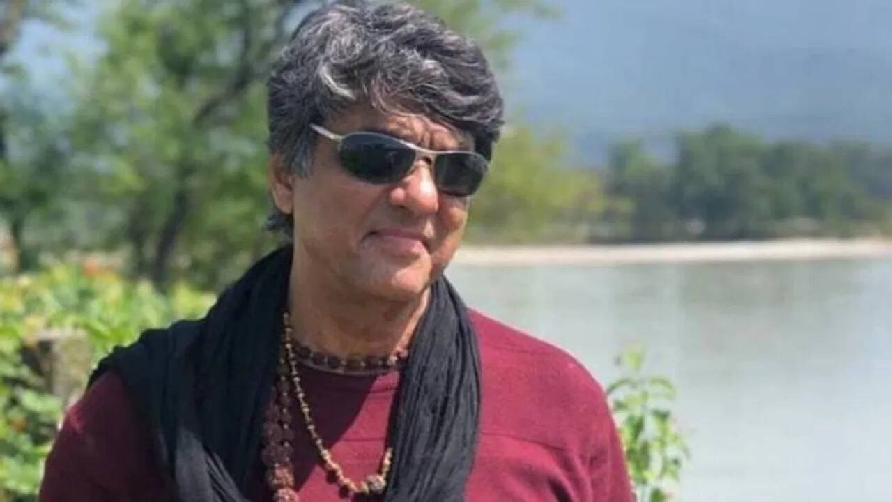 किसी आदमी को देश में बैन नहीं करना चाहिए... ये एक यूनिवर्सल लॉ है। हालांकि, हिंदुस्तान और पाकिस्तान बहुत ही बुरी तरह से बंटा है। मेरे पापा-दादा और मेरे बड़े भाई पाकिस्तान रहकर आए हैं और मैं उनसे मैंने कहानियां सुनी है, तो मेरे रोंगटे खड़े हो जाते हैं। यहां से ट्रेन से कटकर लाशे जाती थीं, वहां से कटकर आती थीं। मेरे कजिन जिनका यहां इंडिया में बिजनेस नहीं था, जो सेटल नहीं हो पाए थे, उन्होंने चादर बिछाकर यहां पर चीजें बेची हैं। उस बंटवारे के बाद पाकिस्तान का जो रुख रहा है, हमारी तरफ... खासकर मिलिट्री सरकार का वो गलत है। आवाम मिलना चाहती है एक-दूसरे से, लेकिन सरकार के ऊपर एक मिलिट्री है, जो ऐसा होने नहीं देती हैं