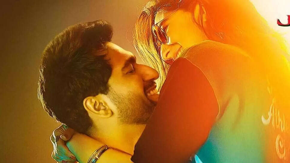 बॉलीवुड इंडस्ट्री के स्टार्स विक्की कौशल (Vicky Kaushal) और सारा अली खान (Sara Ali Khan) एक फिल्म में नजर आने वाले हैं। ये फिल्म 2 जून, 2023 को सिनेमाघरों में रिलीज होने वाली है। ये पहला मौका होगा जब विक्की कौशल और सारा अली खान किसी फिल्म में एक साथ नजर आएंगे। अब विक्की कौशल ने अपने सोशल मीडिया अकाउंट से इस फिल्म का टाइटल बताया है और इसके साथ ही इसके ट्रेलर की रिलीज डेट भी अनाउंस की है। विक्की कौशल और सारा अली खान की इस फिल्म का नाम 'जरा हटके जरा बचके' (Zara Hatke Zara Bachke) होगा। आइए जानते हैं कि इस फिल्म का ट्रेलर कब रिलीज होगा। Also Read - Mother's Day: मां के लाडले हैं ये बॉलीवुड स्टार्स, लिस्ट में है सलमान खान का भी नाम  विक्की कौशल ने शेयर किया पोस्ट विक्की कौशल ने रविवार को अपने इंस्टाग्राम अकाउंट पर एक क्लिक शेयर की हैं। इस क्लिप में फिल्म 'जरा हटके जरा बचके' से विक्की कौशल और सारा अली खान को पोस्टर नजर आ रहे हैं। विक्की कौशल ने इसके साथ लिखा है, 'रोमांटिक? या ड्रामेटिक? क्या लगता है आपको, कैसी होने वाली है हमारी कहानी? जरा हटके जरा बचके का ट्रेलर कल आउट होगा।' इस तरह से फिल्म का ट्रेलर 15 मई यानी सोमवार को रिलीज किया जाएगा। लक्ष्मण उतरेकर के डायरेक्शन में बनने वाली विक्की कौशल और सारा अली खान की फिल्म 'जरा हटके जरा बचके' 2 जून, 2023 को सिनेमाघरों में रिलीज होने वाली है। Also Read - Today Entertainment News: अनुराग कश्यप की फिल्म 'कैनेडी' का टीजर रिलीज, सिंगर पापोन अस्पताल में भर्ती  Powered By VDO.AI PlayUnmute Fullscreen ALSO WATCH       by TaboolaSponsored LinksYou May Like Roofing Jobs Available Now In US At A Surprising Salary Roofing Jobs In US | Search ads Boost running to next level Adidas India  'जवान' की 2 जून की रिलीज पोस्टपोन और विक्की कौशल ने कब्जा की डेट गौरतलब है कि पहले 2 जून को शाहरुख खान की फिल्म 'जवान' रिलीज होने वाली थी। अब फिल्म 'जवान' 7 सितंबर को सिनेमाघरों में रिलीज होगी। शाहरुख खान ने जैसे ही अपनी फिल्म की रिलीज डेट बदली थी वैसे ही विक्की कौशल और सारा अली खान ने 2 जून की डेट अपनी फिल्म 'जरा हटके जरा बचके' के नाम कर ली। वर्क फ्रंट की बात करें तो विक्की कौशल के पास फिल्म 'जरा हटके जरा बचके' के अलावा फिल्म 'द ग्रेट इंडियन फैमिली', फिल्म 'सैम बहादूर' और आनंद तिवारी की एक फिल्म है। वहीं, सारा अली खान फिल्म 'जरा हटके जरा बचके' के अलावा फिल्म 'ए वतन मेरे वतन', फिल्म 'मर्डर मुबारक' और जगन शक्ति की एक फिल्म में नजर आएंगी।