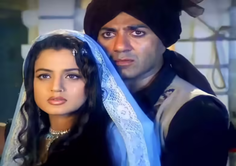 सनी देओल और अमीषा पटेल की फिल्म 'गदर 2' 11 अगस्त को सिनेमाघरों में दस्तक देने वाली है। इस फिल्म को लेकर फैंस काफी एक्साइटेड हैं और इसका बेसब्री से इंतजार कर रहे हैं. इसी बीच मेकर्स ने फैंस को बड़ा तोहफा दिया है। दरअसल फिल्म 'गदर 2' के सिनेमाघरों में आने से पहले मेकर्स फिल्म 'गदर' को 9 जून को सिनेमाघरों में रिलीज करने जा रहे हैं. फिल्म 'गदर' का ट्रेलर शुक्रवार 26 मई को रिलीज कर दिया गया है. सनी देओल और अमीषा पटेल की फिल्म 'गदर' का ट्रेलर देखकर फैंस की पुरानी यादें ताजा हो गई हैं और वे इसे खूब पसंद कर रहे हैं. फिल्म 'गदर' के ट्रेलर पर फैंस भी जमकर रिएक्शन दे रहे हैं.  फिल्म 'गदर' के ट्रेलर पर लोगों का रिएक्शन साल 2001 में रिलीज हुई सनी देओल और अमीषा पटेल की फिल्म 'गदर' को लोगों ने खूब पसंद किया था। अब इस फिल्म का दूसरा पार्ट 'गदर 2' रिलीज होने जा रहा है. इससे पहले मेकर्स ने फिल्म 'गदर' को रिलीज करने का फैसला किया था। फिल्म 'गदर' 9 जून को सिनेमाघरों में दस्तक देने वाली है। फिलहाल फिल्म 'गदर' का ट्रेलर रिलीज हो गया है। इस फिल्म के ट्रेलर पर लोग कई तरह के रिएक्शन दे रहे हैं. लोगों के रिएक्शन यहां देखे जा सकते हैं।  ये था फिल्म 'गदर' का कलेक्शन बता दें कि सनी देओल और अमीषा पटेल की फिल्म 'गदर: एक प्रेम कथा' साल 2001 में सिनेमाघरों में रिलीज हुई थी। यह फिल्म महज 18.5 करोड़ रुपये के बजट में बनी थी और फिल्म ने 76.44 करोड़ रुपये का लाइफटाइम कलेक्शन किया था। वहीं, फिल्म 'गदर: एक प्रेम कथा' ने दुनियाभर में 111.73 करोड़ रुपये की कमाई की।