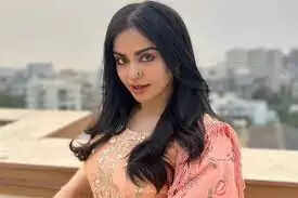 बॉलीवुड एक्ट्रेस अदा शर्मा की फिल्म 'द केरला स्टोरी' लगातार सुर्खियां बटोर रही है. फिल्म बॉक्स ऑफिस पर हावी रही और शहर में चर्चा का विषय बन गई। अदा शर्मा की इस फिल्म को लेकर कई विवाद हो चुके हैं। हालांकि इन विवादों का फिल्म 'द केरला स्टोरी' की कमाई पर कोई असर नहीं पड़ा। इस बीच खबर आई कि अदा शर्मा की कॉन्टैक्ट डीटेल्स ऑनलाइन लीक हो गई हैं। साथ ही उनका नया कॉन्टैक्ट नंबर लीक करने की धमकी भी दी गई। अब अदा शर्मा ने इस पर प्रतिक्रिया दी है। आइए जानें अदा शर्मा ने क्या कहा।  अदा शर्मा ने यह बात कॉन्टैक्ट डिटेल्स लीक होने के बाद कही 'द केरला स्टोरी' की अभिनेत्री अदा शर्मा ने अपनी संपर्क जानकारी ऑनलाइन लीक होने पर प्रतिक्रिया दी है। हिंदुस्तान टाइम्स की एक रिपोर्ट के मुताबिक, अदा शर्मा ने कहा, 'मुझे भी दूसरी लड़कियों की तरह ही फील होता है, जिनके नंबर लीक हो जाते हैं। यह एक ऐसे व्यक्ति की गंदी मानसिकता को दर्शाता है जो इतना नीचे गिर जाएगा और ऐसा करने में मजा आएगा। यह मुझे द केरल स्टोरी फिल्म के एक दृश्य की याद दिलाता है जहां एक लड़की को अपना नंबर बताने की धमकी दी जाती है। अदा शर्मा ने यह भी कहा है कि उनका नंबर लीक करने वाला व्यक्ति अन्य गतिविधियों में भी शामिल है जो पुलिस के संज्ञान में आई हैं। अदा शर्मा ने कहा कि वह अपना नंबर बदल लेंगी और इस आदमी को जेल भेजने के लिए बहुत कम कीमत चुकाएंगी।  अदा शर्मा की जानकारी इस यूजर ने लीक की थी आपको बता दें कि अदा शर्मा की ऑनलाइन डिटेल्स इंस्टाग्राम पर 'झामुंडा_बोलते' नाम के एक यूजर ने लीक कर दी थी, जिसने उनका नया कॉन्टैक्ट नंबर लीक करने की धमकी दी थी। हालांकि, इस इंस्टाग्राम अकाउंट को डिएक्टिवेट कर दिया गया था लेकिन तब तक यह पोस्ट सोशल मीडिया पर वायरल हो चुकी थी। अदा शर्मा के फैन्स ने मुंबई साइबर सेल से इस यूजर के खिलाफ कार्रवाई करने की मांग की है.