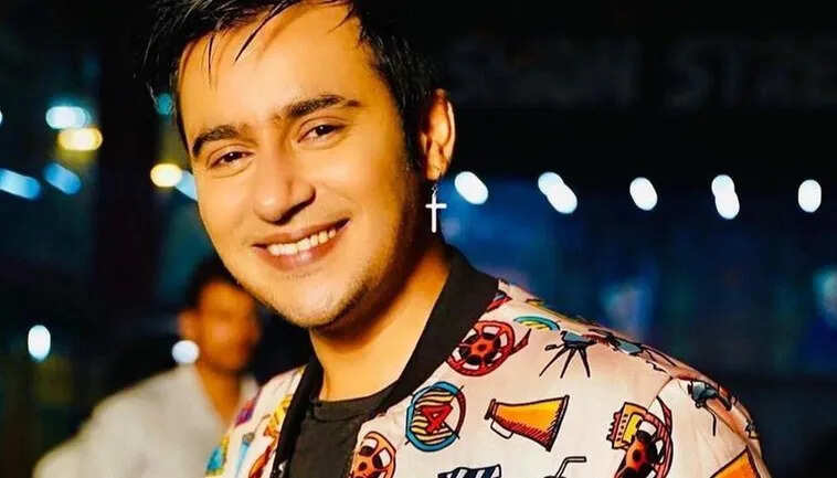 टीवी इंडस्ट्री से एक दुखद खबर सामने आ रही है। 'स्प्लिट्सविला' और 'गंदी बात' जैसे शोज में नजर आ चुके मॉडल और कास्टिंग डायरेक्टर आदित्य सिंह राजपूत का निधन हो गया है। दरअसल, अभिनेता का शव सोमवार दोपहर बाथरूम में मिला था। बता दें कि आदित्य सिंह राजपूत मुंबई के अंधेरी स्थित एक अपार्टमेंट में 11वीं मंजिल पर रहते थे। दोस्त को बाथरूम में आदित्य की लाश मिली, जिसकी जानकारी उसने तुरंत बिल्डिंग के चौकीदार को दी, जिसके बाद आदित्य को अस्पताल ले जाया गया. वहां पहुंचने पर डॉक्टरों ने अभिनेता को मृत घोषित कर दिया।   मीडिया रिपोर्ट्स के मुताबिक, आशंका जताई जा रही है कि आदित्य सिंह राजपूत की मौत ड्रग ओवरडोज के कारण भी हो सकती है. हालांकि इस मामले में अभी तक पुलिस की ओर से कोई बयान नहीं आया है। हालांकि इस खबर के सामने आने के बाद टीवी स्टार्स सदमे में हैं। सोशल मीडिया के जरिए फैंस के साथ-साथ सेलेब्स भी आदित्य सिंह राजपूत को श्रद्धांजलि दे रहे हैं।   आदित्य ने अपने करियर की शुरुआत 17 साल की उम्र में की थी बता दें कि आदित्य सिंह राजपूत ने अपने मॉडलिंग करियर की शुरुआत महज 17 साल की उम्र में ही कर दी थी। इसके बाद आदित्य ने बतौर कास्टिंग डायरेक्टर मुंबई में अपनी पहचान बनाई। आदित्य की पहचान फिल्म इंडस्ट्री के बड़े सितारों से है। आदित्य सिंह राजपूत सबसे पहले टीवी के मशहूर रियलिटी शो 'स्प्लिट्सविला' में नजर आए थे। इस शो से आदित्य को काफी फेम मिला। आपको जानकर हैरानी होगी कि आदित्य अब तक 300 से ज्यादा विज्ञापनों में काम कर चुके हैं। आपको बता दें कि अभिनेता आदित्य सिंह राजपूत टीवी सीरियल्स के अलावा 'क्रांतिवीर' और 'मैंने गांधी को नहीं मारा' जैसी फिल्मों में भी नजर आ चुके हैं। आदित्य ने लंबे समय तक कास्टिंग डायरेक्शन में अपना करियर बनाया था, जिसके कारण उन्हें इंडस्ट्री में जाना जाने लगा।