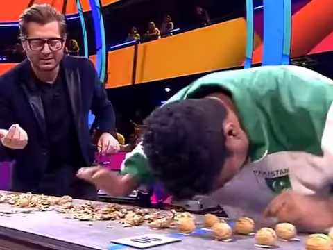 अखरोट खाना सेहत के लिए बहुत फायदेमंद होता है क्योंकि यह ओमेगा-3 का बेहतरीन स्रोत है। यह मधुमेह में लाभकारी होता है और कब्ज को भी दूर करता है। अगर आप इसे नियमित रूप से खाते हैं तो शरीर में कोलेस्ट्रॉल का स्तर भी नियंत्रण में रहता है। इसलिए अखरोट दिल की सेहत के लिए किसी वरदान से कम नहीं है। यह हड्डियों को भी मजबूत रखता है। लेकिन इसे क्रैक करना थोड़ा मुश्किल होता है। कई बार दांतों से भी इसे तोड़ना संभव नहीं होता। क्या होगा अगर आपको एक अखरोट को फोड़ना है? हथौड़े का पता चल जाएगा। पीछे का दरवाजा तोड़ने का प्रयास करेंगे। लेकिन आपको जानकर हैरानी होगी कि एक शख्स ने अपने माथे से 254 अखरोट फोड़े और वो भी सिर्फ एक मिनट में।  उसका नाम मोहम्मद राशिद है। पाकिस्तान के रहने वाले मोहम्मद राशिद ने कुछ ऐसा किया जो वर्ल्ड रिकॉर्ड बन गया. इसे गिनीज बुक ऑफ वर्ल्ड रिकॉर्ड में भी दर्ज किया गया है। आपको बता दें कि यह मैच भारत के एस नवीन कुमार और मोहम्मद राशिद के बीच था। गिनीज बुक ऑफ वर्ल्ड रिकॉर्ड्स ने हाल ही में इसका वीडियो ट्विटर पर शेयर किया है, जिसे देख यूजर्स सकते में आ गए हैं।   सिर से खून बहना वीडियो में आप देख सकते हैं कि शख्स के दोनों हाथ उसकी पीठ के पीछे बंधे हुए हैं. उसके सामने मेज पर मेवे रखे हैं और वह उन्हें अपने माथे से फोड़ रहा है। इसे देखकर यूजर्स दंग रह गए। प्रतियोगिता में भारत के नवीन ने एक मिनट में 239 अखरोट तोड़कर सभी को चौंका दिया। लेकिन बाद में आए मोहम्मद राशिद उनसे तेज थे. उन्होंने एक मिनट में 254 अखरोट तोड़े। आपको जानकर और हैरानी होगी कि दोनों कंटेस्टेंट के सिर से खून बहने लगा।  मेरा सिर और भी फटेगा वीडियो को अब तक 31 हजार से ज्यादा बार देखा जा चुका है। कई लोगों ने इसे चुना भी है। इसे हर तरह की प्रतिक्रियाएं मिल रही हैं। एक यूजर ने लिखा, इससे मेरे सिर में दर्द हो गया। दूसरे ने कहा- इसलिए एलियंस हमारी धरती पर नहीं आते। तीसरे ने लिखा, कोशिश करूंगा तो अखरोट कम, माथा ज्यादा फूटेगा। एक व्यक्ति ने आपत्ति भी जताई। आप लोगों को ऐसा करने के लिए क्यों प्रोत्साहित करते हैं? सिर्फ पब्लिसिटी के लिए ऐसा करना सही नहीं है।