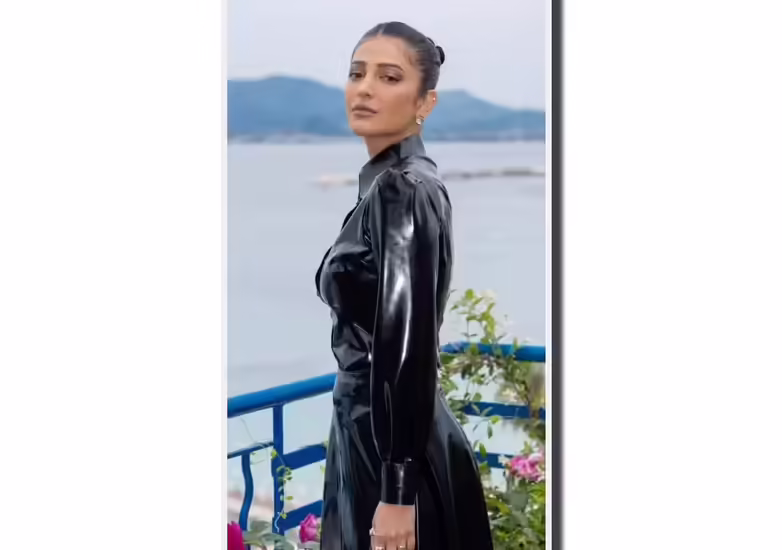 साउथ फिल्म एक्ट्रेस श्रुति हासन ने भी कान्स फिल्म फेस्टिवल में शिरकत की. अभिनेत्री श्रुति हासन ने कान्स फिल्म फेस्टिवल में अपनी ब्लैक लेदर ड्रेस में प्रशंसकों का ध्यान खींचा। एक्ट्रेस श्रुति हासन ने हाल ही में सोशल मीडिया पर अपनी लेटेस्ट तस्वीरें शेयर कर फैन्स का ध्यान खींचा है। एक्ट्रेस ने कान फिल्म फेस्टिवल में अपने लुक से खूब सुर्खियां बटोरी थीं. एक्ट्रेस की ये तस्वीरें सोशल मीडिया पर भी चर्चा में हैं। यहां देखें तस्वीरें।   ब्लैक ड्रेस में श्रुति हासन ने पार्टी में चार चांद लगा दिए साउथ फिल्म एक्ट्रेस श्रुति हासन ने हाल ही में अपनी लेटेस्ट तस्वीरें सोशल मीडिया पर शेयर की हैं। इन लेटेस्ट तस्वीरों में एक्ट्रेस ब्लैक ड्रेस में कहर ढाती नजर आईं.   श्रुति हासन कान्स फिल्म फेस्टिवल में ब्लैक ड्रेस में नजर आईं एक्ट्रेस श्रुति हासन ने कान फिल्म फेस्टिवल में ब्लैक लेदर ड्रेस में लोगों का ध्यान खींचा. एक्ट्रेस की ये तस्वीरें सोशल मीडिया पर आते ही छाई हुई हैं।  श्रुति हासन बोल्ड और खूबसूरत नजर आईं एक्ट्रेस श्रुति हासन इन लेटेस्ट तस्वीरों में बेहद खूबसूरत, बोल्ड और हसीन नजर आ रही थीं। एक्ट्रेस की ये तस्वीर सोशल मीडिया पर आते ही वायरल हो गई।