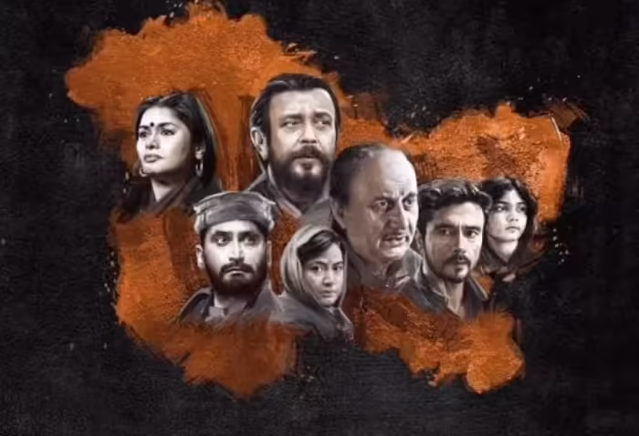 पिछला साल यानी 2022 बॉलीवुड इंडस्ट्री के लिए बेहद बुरा साबित हुआ। ये वो साल है जब हर बड़े स्टार की फिल्म पिट गई थी. हालात ऐसे थे कि फिल्में बॉक्स ऑफिस पर अपना बजट भी नहीं निकाल पाती थीं. फिर 68 साल के एक एक्टर का डंका बजा और फिर बॉक्स ऑफिस पर ऐसा करिश्मा किया कि हर कोई देखता रह गया.  साल 2022 में अनुपम खेर की फिल्म 'द कश्मीर फाइल्स' ने बॉक्स ऑफिस पर जमकर कमाई की. फिल्म में कश्मीरी पंडितों पर अत्याचार और उनके पलायन की कहानी को कवर किया गया था। यह एकमात्र ऐसी फिल्म थी जिसे उस वर्ष बहुत प्रशंसा मिली।  इस फिल्म में अनुपम खेर ने पुष्करनाथ पंडित का किरदार निभाया और सभी की आंखें नम कर दीं. विवेक अग्रनहोत्री के निर्देशन में बनी इस फिल्म ने सभी बड़े सितारों की फिल्मों में से छह अंक हासिल किये। यहां तक ​​कि मेकर्स को भी यकीन नहीं था कि फिल्म इतनी बड़ी सफलता हासिल करेगी.  'द कश्मीर फाइल्स' महज 25 करोड़ रुपये के बजट में बनी थी और इसने दुनिया भर में 9 गुना ज्यादा कमाई कर इतिहास रच दिया था। इस फिल्म का वर्ल्डवाइड कलेक्शन 237 करोड़ रुपए है। इस रकम से फिल्म की सफलता का अंदाजा लगाया जा सकता है. इसमें मिथुन चक्रवर्ती, पल्लवी जोशी, दर्शन कुमार और पुनीत इस्सर ने अभिनय किया।  उस साल अमिताभ बच्चन की 'जंद', अक्षय कुमार की 'सम्राट पृथ्वीराज', 'बच्चन पांडे', अजय देवगन की 'रनवे', रणबीर कपूर की 'शमशेरा' और शाहिद कपूर की 'जर्सी' जैसी फिल्मों ने एक के बाद एक बॉक्स ऑफिस पर धमाल मचाया।  वर्क फ्रंट की बात करें तो अनुपम खेर ने हाल ही में अपनी दो फिल्मों की घोषणा की है. वह एक फिल्म में रबींद्रनाथ टैगोर की भूमिका में नजर आएंगे। यह उनकी 538वीं फिल्म होगी. इसके अलावा अनुपम खेर ने 539वीं फिल्म का अपना लुक भी शेयर किया है. हालाँकि, दोनों फिल्मों के शीर्षक और अन्य विवरण अभी तक सामने नहीं आए हैं।