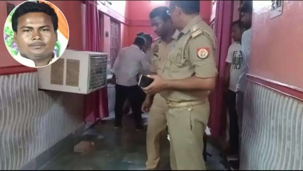 वाराणसी के बाद अब सोनभद्र में एक भोजपुरी फिल्म निर्देशक और निर्माता की संदिग्ध परिस्थितियों में मौत हो गई है. होटल के कमरे में मिली थी निर्माता-निर्देशक की लाश घटना रावतगंज की है। कोतवाली क्षेत्र के सोनभद्र नगर स्थित होटल के कमरे में वाराणसी निवासी भोजपुरी फिल्म निर्देशक का शव मिलने से हड़कंप मच गया. वे 11 मई को अपनी फिल्म दो दिल बंधे एक डोरी की शूटिंग के लिए पूरी फिल्म यूनिट के साथ पहुंचे थे. मंगलवार की रात सोनभद्र में शूटिंग पूरी करने के बाद, उन्होंने सभी कर्मचारियों को भुगतान किया और नायक-नायिका को हवाई अड्डे पर भी भेजा।  इसके बाद वह अपने कमरे में जाकर सो गया। बुधवार की सुबह जब फिल्म यूनिट के कर्मचारी उन्हें लेने गए तो उन्होंने कोई जवाब नहीं मिलने पर होटल के लोगों को बुलाया. मौके पर पहुंची पुलिस ने किसी तरह कमरे का दरवाजा खोलकर शव को कब्जे में लेकर पोस्टमॉर्टम के लिए भेज दिया।  बीएलडब्ल्यू वाराणसी निवासी निदेशक सुभाष चंद्र तिवारी 11 मई को अपनी फिल्म यूनिट के साथ प्राकृतिक संसाधनों से भरपूर सोनभद्र जिले में अपनी फिल्म की शूटिंग के लिए आए थे। भोजपुरी फिल्म दिल बंदे एक डोरी से की कई लोकेशंस पर शूटिंग हुई, कल शूटिंग का आखिरी दिन था. होटल के मालिक प्रणब देव पांडेय ने कहा कि हमारे होटल के सभी कमरे 11 मई से बुक हो चुके थे. मंगलवार को फिल्म निर्देशक की तबीयत थोड़ी खराब थी तो उन्होंने होटल के पास स्थित एक नर्सिंग होम में आकर दवाई ली. इसके बाद फिल्म के हीरो-हीरोइन को विदाई देकर वे सोने चले गए।  बुधवार सुबह जब कमरा नहीं खुला तो पुलिस को सूचना दी गई और जब किसी तरह दरवाजा खोला गया तो सुभाष चंद्र तिवारी बिस्तर पर पड़े मिले, जिसके बाद पुलिस ने शव को पोस्टमार्टम के लिए भेज दिया. मंगलवार को उन्हें सीने में दर्द की शिकायत हुई, जिसके बाद सई अपने सहयोगी के साथ अस्पताल में दवा लेने गए। घटना की जानकारी होने पर पुलिस ने शव को कब्जे में लेकर पोस्टमार्टम के लिए भेज दिया और मृतक के परिजनों को भी सूचना दी.  पुलिस अधीक्षक डॉ. यशवीर सिंह ने बताया कि जिला मुख्यालय स्थित तिरुपति होटल में महाराष्ट्र का एक फिल्मकार ठहरा हुआ था, जिसकी फिल्म की शूटिंग जिले में हो रही थी. डायल 112 को होटल के कर्मचारियों से सूचना मिली तो फिल्म निर्माता को मौके पर पहुंचकर दरवाजा खोलने पर मृत पाया गया। फिल्म निर्माता की मौत के सही कारणों का पता पोस्टमॉर्टम रिपोर्ट के बाद ही चलेगा।  ज्ञात हो कि फिल्म निर्देशक सुभाष तिवारी एक महीने से अपने 40 कर्मचारियों के साथ तिरुपति बसेरा में रह रहे थे और इसी कमरे और इसी बंद कमरे में उन्हें पुलिस की मौजूदगी में संदिग्ध हालत में बाहर निकाला गया था.