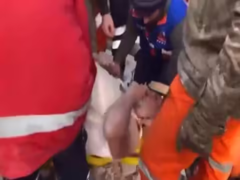 मनुष्य संकट में पड़ने पर भी अपने कर्मों से विचलित नहीं होता। वह अजीब चीजें करना बंद नहीं करता, चाहे कुछ भी हो जाए। ऐसा ही एक वीडियो सोशल मीडिया पर वायरल हुआ है