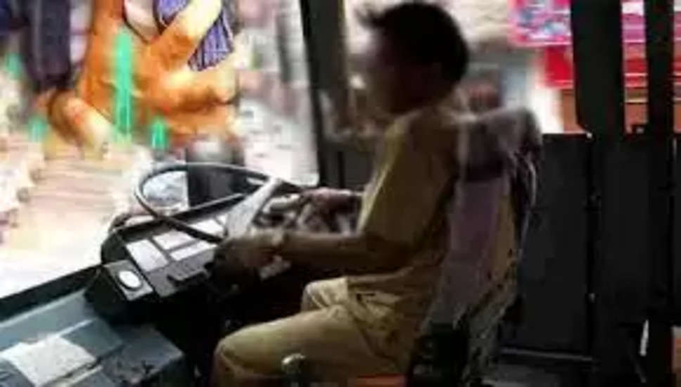 Viral Video: स्कूल बस चलाते हुए ड्राइवर को आया हार्ट अटैक, बच्चे ने संभाला स्टीयरिंग व्हील! टाल दिया हादसा