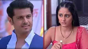 स्टार प्लस का हिट सीरियल 'गम है किसी के प्यार में' में दिन पर दिन ट्विस्ट देखने को मिल रहा है. नील भट्ट, आयशा सिंह और हर्षद अरोड़ा का शो अपनी स्टोरीलाइन को लेकर काफी सुर्खियों में रहा है. हालांकि, लोगों ने उनके मौजूदा ट्रैक को 'अनुपमा' की कॉपी कहना शुरू कर दिया है। इसके साथ ही विराट का अंदाज भी लोगों को सिरदर्द दे रहा है। बीते दिन 'गम है किसी के प्यार में' (Gam Hai किसी के प्यार में) में दिखाया गया था कि सत्य और विराट नशे में दोस्त बन जाते हैं. नशे में धुत सत्या भी विराट के सामने अपनी और साईं की शादी का सच बता देती है। हालांकि, 'गुम है किसी के प्यार में' के ट्विस्ट एंड टर्न्स यहीं खत्म नहीं होते हैं।  सत्या नशे की हालत में साईं को प्रपोज करेगा। 'गुम है किसी के प्यार में' में सत्या और विराट नशे की हालत में साईं के बारे में बात करते नजर आएंगे। विराट सत्या से पूछता है अगर साईं ने मुझे हाँ कहा, तो क्या तुम उसे छोड़ दोगे? इस पर सत्या ने मना कर दिया और कहा कि मुझे उससे प्यार हो गया है और मैं उसके बिना नहीं रह सकता। ऐसे में विराट उसे सई को जल्द प्रपोज करने के लिए कहता है, नहीं तो बहुत देर हो जाएगी। हालांकि, जब तक दोनों मंच पर पहुंचते हैं, साई पहले ही निकल चुका होता है।  सत्या शराब पीकर विराट के साथ गाड़ी चलाएगा आयशा सिंह की गम है किसी के प्यार में, सत्य और विराट सई को खोजने के लिए चव्हाण के घर जाएंगे। लेकिन सत्या ने ड्राइव करने का फैसला किया। हालांकि इसे लेकर सत्या और विराट के बीच बातचीत चल रही है। दोनों सिर झुकाने की कोशिश करते हैं, लेकिन सत्या जिद पर अड़ी रहती है कि वह खुद ही गाड़ी चलाने की जिम्मेदारी लेती है।  सत्या और विराट एक भयानक दुर्घटना का शिकार होंगे 'गम है किसी के प्यार में' में एंटरटेनमेंट का डोज यहीं खत्म नहीं होता। इस शो में देखा जाएगा कि सत्य और विराट की कार का भयानक एक्सीडेंट हो जाएगा। जबकि सत्या की हालत गंभीर हो गई है, विराट कहीं नहीं दिख रहा है। अंबा दुर्घटना के लिए विराट को जिम्मेदार ठहराएगी और उसके खिलाफ पुलिस शिकायत दर्ज करने का भी फैसला करेगी।