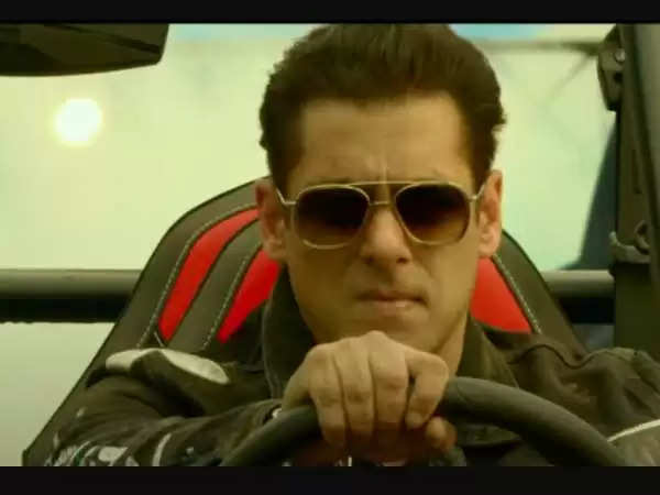 Salman Khan का स्वैग देख फैंस ने दिल खोलकर को लुटाया प्यार, ट्रोल्स ने भी कहा- 'जलवे हैं भाई के'