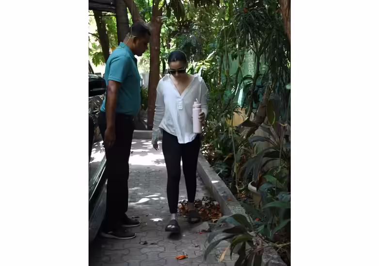 बॉलीवुड स्टार आलिया भट्ट इन दिनों अपने मदरहुड को खूब एन्जॉय कर रही हैं. एक्ट्रेस को हाल ही में मुंबई में स्पॉट किया गया था। जहां एक्ट्रेस डबिंग के लिए निकली थीं। इस दौरान एक्ट्रेस ने गर्मी से बचने के लिए सुपरकूल व्हाइट लूज शर्ट पहनी थी। इसके साथ ही एक्ट्रेस ने ब्लैक जेगिंग्स के साथ ब्लैक चश्मा पहना था। एक्ट्रेस का ये बिंदास अंदाज उनके फैंस को भी काफी पसंद आया. यहां देखिए एक्ट्रेस आलिया भट्ट की लेटेस्ट तस्वीरें।  आलिया भट्ट धूप में भी काम के लिए निकलीं एक्ट्रेस हाल ही में अपनी बेटी राहा कपूर की मां बनी हैं। एक्ट्रेस आलिया भट्ट अपनी बेटी राहा को घर पर छोड़कर काम के लिए निकली थीं।  आलिया भट्ट ने लूज वाइट शर्ट पहनी थी इस बीच एक्ट्रेस ने भीषण गर्मी में बाहर निकलने के लिए ढीली शर्ट पहनी। जिसमें वह सुपर कूल लग रही थीं।   आलिया भट्ट के सिंपल लुक ने खूब वाहवाही बटोरी एक्ट्रेस आलिया भट्ट अपने सिंपल लुक्स से भी फैंस को अपना दीवाना बना लेती हैं। इस बार भी फैंस को उनका सिंपल और देसी लुक काफी पसंद आया।