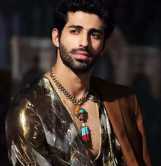 बॉलीवुड के दिग्गज अभिनेता नसीरुद्दीन शाह और अदिति राव हैदरी की सीरीज ताज- डिवाइड बाई ब्लड को लोगों ने खूब पसंद किया था. सीरीज को ओटीटी प्लेटफॉर्म जी5 पर रिलीज किया गया था। इस वेब सीरीज में नसीरुद्दीन शाह और अदिति राव हैदरी ने बहुत ही बेहतरीन अभिनय किया है। वहीं, आशिम गुलाटी और सौरसेनी मैत्री जैसे कलाकार भी इसमें नजर आए हैं। वहीं अब इसका दूसरा पार्ट रिलीज हो गया है, जिस पर लोगों की अच्छी प्रतिक्रिया आ रही है. इसी बीच आशिम गुलाटी और सौरसेनी मैत्री ने बॉलीवुड लाइफ से खास बातचीत की, जिसमें उन्होंने कई बातों का खुलासा किया।   पैपराजी कल्चर पर आशिम गुलाटी का कहना था बॉलीवुड लाइफ को दिए एक इंटरव्यू में आशिम गुलाटी और सौरसेन मैत्री ने अपनी सीरीज और अपने करियर के बारे में बात की। जब हमने उनसे सवाल पूछा कि आप ताज के दूसरे पार्ट की रिलीज को लेकर कैसा महसूस कर रहे हैं? इस पर आशिम गुलाटी ने कहा, 'अच्छा लग रहा है। बस थोड़ी घबराहट महसूस हो रही है। मुझे उम्मीद है कि लोग इसे पहले सीजन की तरह ही प्यार देंगे। इसके बाद हमने पूछा कि टीवी इंडस्ट्री के कितने अभिनेताओं ने कहा है कि फिल्म और टीवी दोनों बहुत अलग हैं। इसको लेकर आशिम गुलाटी ने कहा कि दोनों का फॉर्मेट बिल्कुल अलग है. हमें टीवी में बहुत कम समय मिलता है। हम यहां एक दिन में 7-8 सीन शूट करते हैं। लेकिन फिल्मों में हम एक दिन में 3-4 सीन ही शूट करते हैं। इसके अलावा आशिम गुलाटी ने पैपराजी के बारे में बात की है. पैपराजी कल्चर के बारे में पूछे जाने पर आशिम ने कहा, 'मैं उन्हें पैसे नहीं देता। अगर पापा इस इंटरव्यू को देखें तो कृपया मुझे भी कवर करें।  ताज: रेन ऑफ वेंजेंस ZEE5 पर स्ट्रीमिंग कर रहा है बता दें कि आशिम गुलाटी और सौरसेनी मैत्री ने भी ओटीटी प्लेटफॉर्म को लेकर बात की है। सौरसेनी मैत्री ने कहा कि ओटीटी के आने के बाद से बहुत कुछ बदल गया है। कुछ साल पहले 10-15 अभिनेत्रियां ही फिल्मों में नजर आती थीं, लेकिन अब ओटीटी के आ जाने से सभी को मौका मिल रहा है। मालूम हो कि जी5 की वेब सीरीज 'ताज: डिवाइडेड बाय ब्लड' के बाद अब इस सीरीज का दूसरा सीजन 'ताज: रीगन ऑफ रिवेंज' 12 मई से स्ट्रीम हो रहा है।