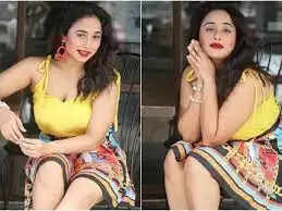 बॉलीवुड सुपरस्टार सलमान खान इन दिनों सोशल मीडिया पर काफी एक्टिव हैं. भाईजान हर दिन अपने फैंस के साथ नई नई तस्वीरें शेयर कर रहे हैं। सलमान खान की कोई भी तस्वीर इंटरनेट पर आते ही वायरल हो जाती है। इसी बीच भाईजान ने एक बार फिर सोशल मीडिया पर अपने पंख फैला दिए हैं। अभिनेता की एक ऐसी तस्वीर सामने आई है जो इंटरनेट पर लोगों के बीच चर्चा का विषय बनी हुई है. इस फोटो पर टीवी से लेकर बॉलीवुड तक के सितारे कमेंट कर रहे हैं. इसी बीच भोजपुरी क्वीन रानी चटर्जी का भी रिएक्शन सामने आया है.  सलमान खान की तस्वीर पर रानी चटर्जी ने बरसाया प्यार दरअसल, सलमान खान ने अपने इंस्टाग्राम एकाउंट को अपडेट करते हुए एक तस्वीर शेयर की, जिसमें वह नए लुक में नजर आ रहे हैं. लेटेस्ट फोटो में सलमान खान बेहद हैंडसम नजर आ रहे हैं. इस तस्वीर में सलमान खान ने मैरून रंग की शर्ट और काली पैंट पहनी हुई है। सलमान खान ने भी काला रंग का चश्मा लगा रखा है। भाईजान का ये अंदाज देखने लायक है. भाईजान की इस तस्वीर पर बॉलीवुड और टीवी सितारे जमकर प्यार बरसा रहे हैं. वहीं, सलमान की तस्वीर पर भोजपुरी एक्ट्रेस रानी चटर्जी ने भी कमेंट किया। रानी ने लिखा, 'माशाअल्लाह'।  रानी चटर्जी भोजपुरी की क्वीन हैं बता दें कि भोजपुरी एक्ट्रेस रानी चटर्जी अक्सर अपनी तस्वीरें और वीडियो शेयर कर फैन्स को विजुअल ट्रीट देती नजर आती हैं. रानी ने हाल ही में अपनी कुछ फोटोज शेयर की हैं जिनमें वह किसी अप्सरा से कम नहीं लग रही हैं। मालूम हो कि उनके फैन्स रानी को भोजपुरी की क्वीन कहते हैं. रानी ने कई भोजपुरी फिल्मों में काम किया है। एक्ट्रेस रानी चटर्जी अब टीवी इंडस्ट्री में अपने पैर पसार रही हैं।