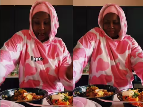 दुनिया के अलग-अलग हिस्सों में खाने का स्वाद अलग-अलग होता है। हर जगह के अपने व्यंजन होते हैं और उन्हें बनाने का तरीका भी अलग होता है। हालांकि भारतीय खाने में पाई जाने वाली वैरायटी शायद ही कहीं और मिलती है। इसमें भी अगर समोसा और बिरयानी की बात करें तो इसे सबसे ज्यादा पसंद किया जाता है.  आपने ऐसे कई वीडियो देखे होंगे, जहां भारतीय खाना खाने के बाद विदेशी अजीबोगरीब रिएक्शन देते हैं। कुछ लोगों को यह अच्छा लगता है तो कुछ लोग भारतीय मसाले खाकर परेशान हो जाते हैं. वैसे आज हम आपको जो वीडियो दिखाने जा रहे हैं उसमें एक अमेरिकी महिला पहली बार भारतीय व्यंजन ट्राई करती है और उसका रिएक्शन कमाल का है.  बिरयानी खाकर होश उड़ गए वायरल वीडियो में दिख रही महिला का नाम सिंडी नोयर है। वह एक मोटिवेशनल स्पीकर हैं। अपने वीडियो में उन्होंने पहली बार टेस्ट देने के बाद भारतीय खाने का रिव्यू दिया है. महिला विशेष रूप से समोसा चाट और चिकन टिक्का बिरयानी के बारे में सोच रही है। इसकी तारीफ में बोलते हुए महिला अवाक रह जाती है। उसका उत्साह इतना अधिक होता है कि मुंह में जाते ही उसका स्वाद कैसा लगता है, यह बता नहीं पाती।    इस वीडियो को लाखों लोगों ने देखा वीडियो को सोशल मीडिया प्लेटफॉर्म इंस्टाग्राम पर thecindynoir नाम के अकाउंट से शेयर किया गया है। वीडियो को 13 लाख यानी 13 लाख व्यूज मिल चुके हैं, जबकि करीब 2 लाख लोगों ने लाइक किया है। लोगों ने वीडियो पर कमेंट भी किया है और कहा है कि इसे देखकर उन्हें कितनी खुशी हो रही है.