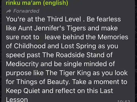 सीबीएसई बोर्ड की परीक्षाएं इन दिनों चल रही हैं। एक दिन पहले 12वीं के छात्रों ने अंग्रेजी की परीक्षा दी। इससे पहले ट्विटर पर उत्साहजनक संदेशों की बाढ़ आ गई थी। कई लोगों ने तरह-तरह के पोस्ट कर छात्रों को शुभकामनाएं दी। इस बीच सोशल मीडिया पर एक टीचर का एक टेक्स्ट मैसेज वायरल हो रहा है। यह मैसेज शिक्षक ने परीक्षा से पहले अपने छात्र को व्हाट्सएप पर भेजा था। इसमें उन्होंने अपने स्टूडेंट्स को खास तौर पर विश किया।  ट्विटर यूजर सुमेधा ने टेक्स्ट का स्क्रीनशॉट शेयर किया। उन्होंने लिखा, यह सोचकर कि 12वीं कक्षा के सभी छात्रों को वह पाठ पढ़ना चाहिए जो मेरी अंग्रेजी मैम ने हमें भेजा था। इसलिए मैंने इसे साझा किया। चित्र में दिखाया गया है कि कैसे शिक्षक ने इस वर्ष के सीबीएसई पाठ्यक्रम में निर्धारित कुछ अंग्रेजी पुस्तकों के नाम का उपयोग करके छात्रों को एक उत्साहजनक संदेश भेजा।  1.3 लाख से ज्यादा व्यूज टीचर ने लिखा, तुम तीसरे लेबल पर हो। आंटी जेनिफर के बाघ की तरह निडर बनें और सुनिश्चित करें कि आप बचपन की यादों को पीछे नहीं छोड़ेंगे क्योंकि आप औसत दर्जे के सड़क के किनारे से आगे बढ़ते हैं और टाइगर किंग की तरह उद्देश्य से चलते हैं। साथ ही, शांत होने के लिए कुछ समय निकालें और अंतिम पाठ पर ध्यान केंद्रित करें। यह पोस्ट एक दिन पहले शेयर की गई थी। ट्वीट किए जाने के बाद से इसे 1.3 लाख से ज्यादा बार देखा जा चुका है और यह संख्या लगातार बढ़ती जा रही है। साथ ही, ट्वीट को 2,800 से अधिक लाइक्स मिले   लोग अपने शिक्षकों को याद करते हैं टीचर के मैसेज पर लोगों ने तरह-तरह के कमेंट्स किए। एक ट्विटर यूजर ने एक अंक में लिखा कि 12वीं का अंग्रेजी का सिलेबस चरम पर है. दूसरे ने कहा, किसी तरह सभी अंग्रेजी शिक्षक स्वस्थ हैं। एक अन्य यूजर ने कहा, आप इसके लिए अवॉर्ड डिजर्व करते हैं। थर्ड लेवल का सबसे बेकार चैप्टर एक स्टूडेंट ने लिखा। बहुत से लोग अपने अंग्रेजी शिक्षक को याद करने लगे और अपनी कहानियाँ साझा करने लगे।