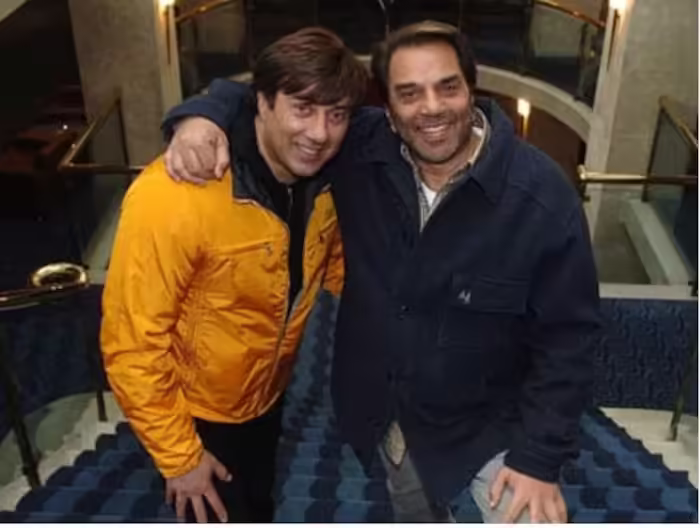 &nbsp; पहले दिन 40 करोड़ से ज्यादा की कमाई कर 'गदर 2' साल की दूसरी सबसे बड़ी ओपनिंग फिल्म बन गई है। 'गदर 2' की सफलता से सिर्फ फैंस ही नहीं, बल्कि सनी देओल की सौतेली बहनें ईशा देओल और अहाना देओल भी खुश हैं। जश्न को और बड़ा बनाने के लिए उन्होंने 'गदर 2' की स्पेशल स्क्रीनिंग रखी।