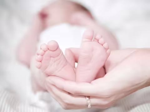 जब भी कोई बच्चा इस दुनिया में आता है तो उसकी देखभाल करना माता-पिता की जिम्मेदारी होती है। जहां पिता उसकी रक्षा करते हैं, वहीं मां उसे खिलाने से लेकर उसकी हर जरूरत का ख्याल रखती है।