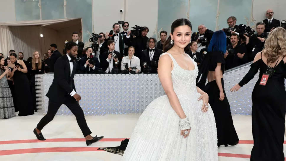 Met Gala के रेड कारपेट पर Alia Bhatt बिखेरेंगी जलवा ? एयरपोर्ट पर इस लुक में हुईं स्पॉर्ट