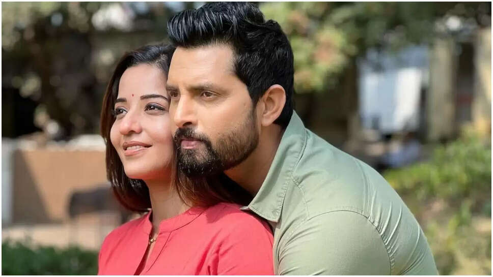 मशहूर अभिनेता विक्रांत सिंह राजपूत और खूबसूरत अभिनेत्री आकांक्षा अवस्थी इन दिनों एक दूसरे के साथ रोमांस करते नजर आ रहे हैं, जिसने इंडस्ट्री में 'चिंगारी' कायम कर रखी है. इसके बाद से विक्रांत और आकांक्षा की फोटो तेजी से वायरल हो रही है। उत्तर प्रदेश के दोनों दावेदार एक दूसरे की बाहों में विक्रांत अकांकन को फूल देते नजर आ रहे हैं। दोनों के फैंस भी इनकी जोड़ी को चुन रहे हैं. आपको बता दें कि विक्रांत और आकांक्षा की ये वायरल तस्वीरें उनकी अपकमिंग फिल्म चिंगारी के सेट की हैं, जिसकी शूटिंग फिलहाल उत्तर प्रदेश में हो रही है।   इस फिल्म में विक्रांत और आकांक्षा एक दूसरे के अपोजिट नजर आएंगे. यही वजह है कि शूटिंग के दौरान सेट पर दोनों की केमिस्ट्री लोगों को अट्रैक्ट कर रही है। विक्रांत और आकांक्षा की यह पहली फिल्म है। विक्रांत ने अब तक कई लोकप्रिय हिंदी और टीवी धारावाहिकों के साथ-साथ भोजपुरी के साथ एक वेब सीरीज भी की है, वहीं आकांक्षा ने अपने फिल्मी करियर की शुरुआत एक सुपरहिट फिल्म से की और फिर कभी पीछे मुड़कर नहीं देखा। हालांकि दोनों पहली बार साथ में कोई फिल्म कर रहे हैं, लेकिन दोनों की केमिस्ट्री की चर्चा शुरू हो चुकी है।    तस्वीरों के बारे में विक्रांत सिंह राजपूत ने कहा कि 'चिंगारी' मेरी सबसे अहम फिल्म है. इस फिल्म की कहानी बहुत खास होने वाली है और हम अभी इस पर चर्चा नहीं कर सकते, लेकिन इतना तय है कि हमारी फिल्म आपके दिलों में भी चमक उठेगी. अभी हम सब अपने कैरेक्टर पर ध्यान दे रहे हैं। आकांक्षा के साथ काम करना खुशी की बात है और वह उद्योग में एक सक्षम अभिनेत्री हैं। उम्मीद है दर्शकों को भी हमारी केमिस्ट्री पसंद आएगी।'   बता दें कि अक्स पाठशाला एंटरटेनमेंट एलएलपी द्वारा प्रस्तुत मल्टीस्टारर भोजपुरी फिल्म 'चिंगारी' विवेक कुमार द्वारा निर्मित और कन्हैया विश्वकर्मा द्वारा निर्देशित है। फिल्म में विक्रांत और आकांक्षा के अलावा कुणाल सिंह, रानी चटर्जी, संजय पांडे, माया यादव, विनीत विशाल, देव सिंह, अयाज खान, जशविंदर गार्डनर, कृष्णा यादव, रवि तिवारी भी हैं। फिल्म की कहानी राकेश त्रिपाठी ने लिखी है और संगीत मधुकर आनंद और रजनीश मिश्रा ने दिया है। कला निर्देशक राम बाबू ठाकुर हैं। कार्यकारी निर्माता रोहित शर्मा हैं और सहयोगी निदेशक रवि तिवारी हैं।