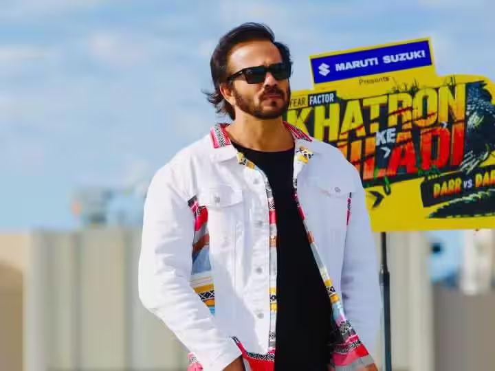 टीवी के सबसे पॉपुलर स्टंट बेस्ड रियलिटी शो 'खतरों के खिलाड़ी 13' की शूटिंग शुरू हो चुकी है. फैंस इसे लेकर सुपर डुपर एक्साइटेड हैं। इस शो के अब तक 12 सीजन आ चुके हैं और 13वां सीजन जल्द ही प्रसारित होने वाला है। रोहित शेट्टी सालों से इस शो को होस्ट करते आ रहे हैं। रोहित ने शो का पहला प्रोमो शेयर किया है। इस प्रोमो में वह अपने धमकी या खिलाड़ी के पिछले सफर को भी दिखाते हैं। देखा जा सकता है कि रोहित शेट्टी शो की शूटिंग के दौरान कितनी बार बुरी तरह घायल हुए हैं।  'खतरों के खिलाड़ी 13' के प्रोमो में देखा जा सकता है कि रोहित शेट्टी के हाथों में कितनी गहरी चोटें लगी हैं। इसे प्लास्टर किया गया है। उनकी उंगलियां गंभीर रूप से जख्मी हैं। हालांकि, अब वह 13वें सीजन से एक्शन के नियम तोड़ने के लिए वापसी कर रहे हैं। प्रोमो में रोहित शेट्टी को हेलीकॉप्टर में बोल्ड एंट्री करते देखा जा सकता है।  रोहित शेट्टी हेलिकॉप्टर के गेट पर बैठे नजर आ रहे हैं। उन्होंने ब्लैक कलर का आउटफिट और ब्लैक चश्मा पहना हुआ है। रोहित पिछले 7 सीजन से 'खतरों के खिलाड़ी' को होस्ट कर रहे हैं। प्रोमो शेयर करते हुए रोहित ने लिखा, 'साल की शुरुआत भले ही कुछ हड्डियां तोड़ने के साथ हुई हो लेकिन अब वक्त कुछ नियम तोड़ने का है!!'  रोहित शेट्टी ने आगे लिखा, &ldquo;खतरों के खिलाड़ी सीजन 13! साउथ अफ्रीका में शूटिंग शुरू हो चुकी है। उम्मीद है कि आप हमें वही प्यार देंगे जो आप पिछले 7 सालों से मुझे देते आ रहे हैं। फैंस की तरह रणवीर सिंह भी शो को लेकर एक्साइटेड हैं. उन्होंने रोहित की पोस्ट पर फायर इमोजी के साथ कमेंट किया है। पिछले सीजन में कंटेस्टेंट रह चुके राजीव अदतिया ने भी फायर इमोजी के साथ कमेंट किया.  'खतरों के खिलाड़ी 13' के कंटेस्टेंट इस बीच, 'खतरों के खिलाड़ी 13' के सेट से एक और अपडेट यह है कि 'गम है किसी के प्यार' की अभिनेत्री ऐश्वर्या शर्मा घायल हो गई हैं। इस सीजन में शिव ठाकरे, अर्चना गौतम, ऐश्वर्या शर्मा, डेजी शाह, अंजुम फकीह, अंजलि आनंद, शीजान खान, रोहित रॉय, सौंदास मोफकीर, रूही चतुर्वेदी सहित कई कलाकार शामिल हैं।  ,